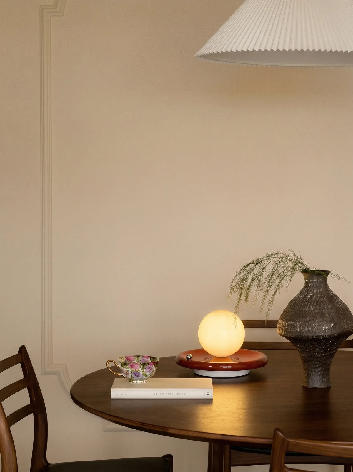 Lámpara de mesa recargable Astrela en un salón acogedor – imagen 12