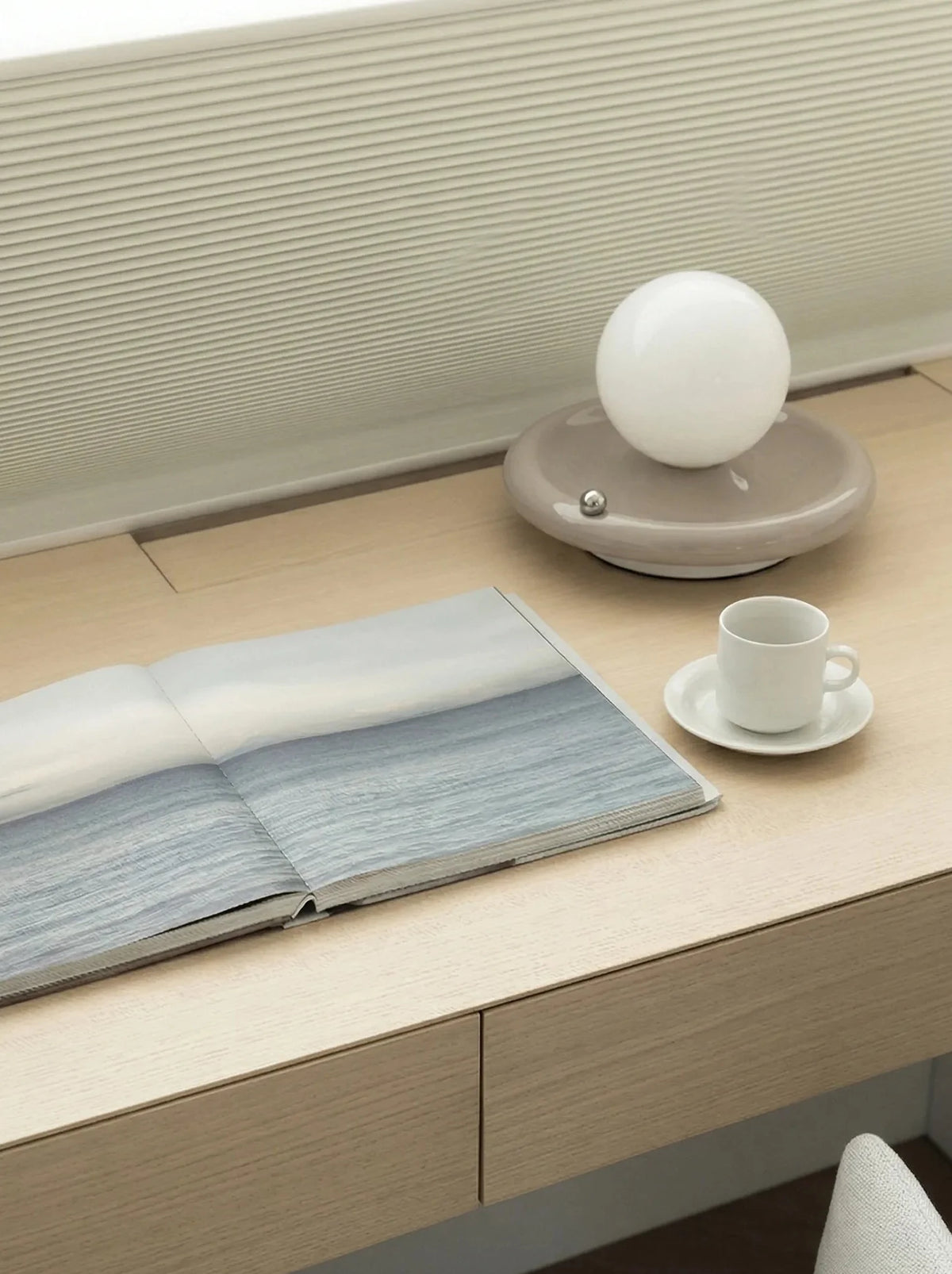 Lámpara de mesa recargable Astrela en un salón acogedor – imagen 7