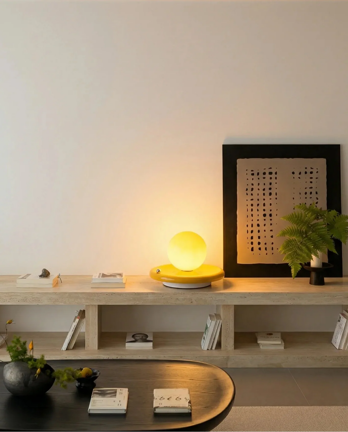 Lámpara de mesa recargable Astrela en un salón acogedor – imagen 10