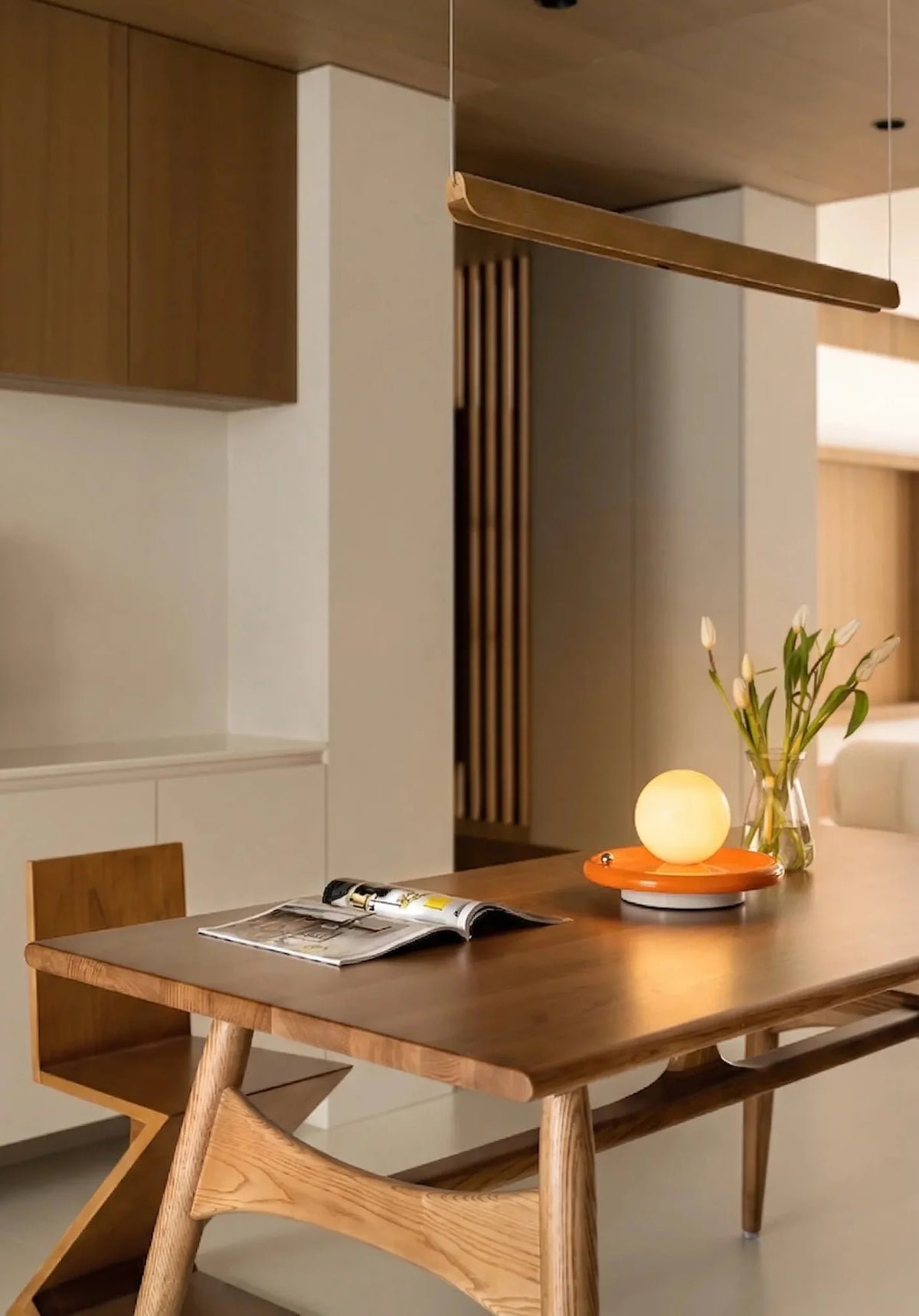 Lámpara de mesa recargable Astrela en un salón acogedor – imagen 9