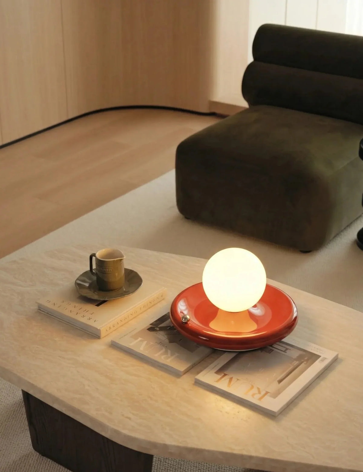 Lámpara de mesa recargable Astrela en un salón acogedor – imagen 5