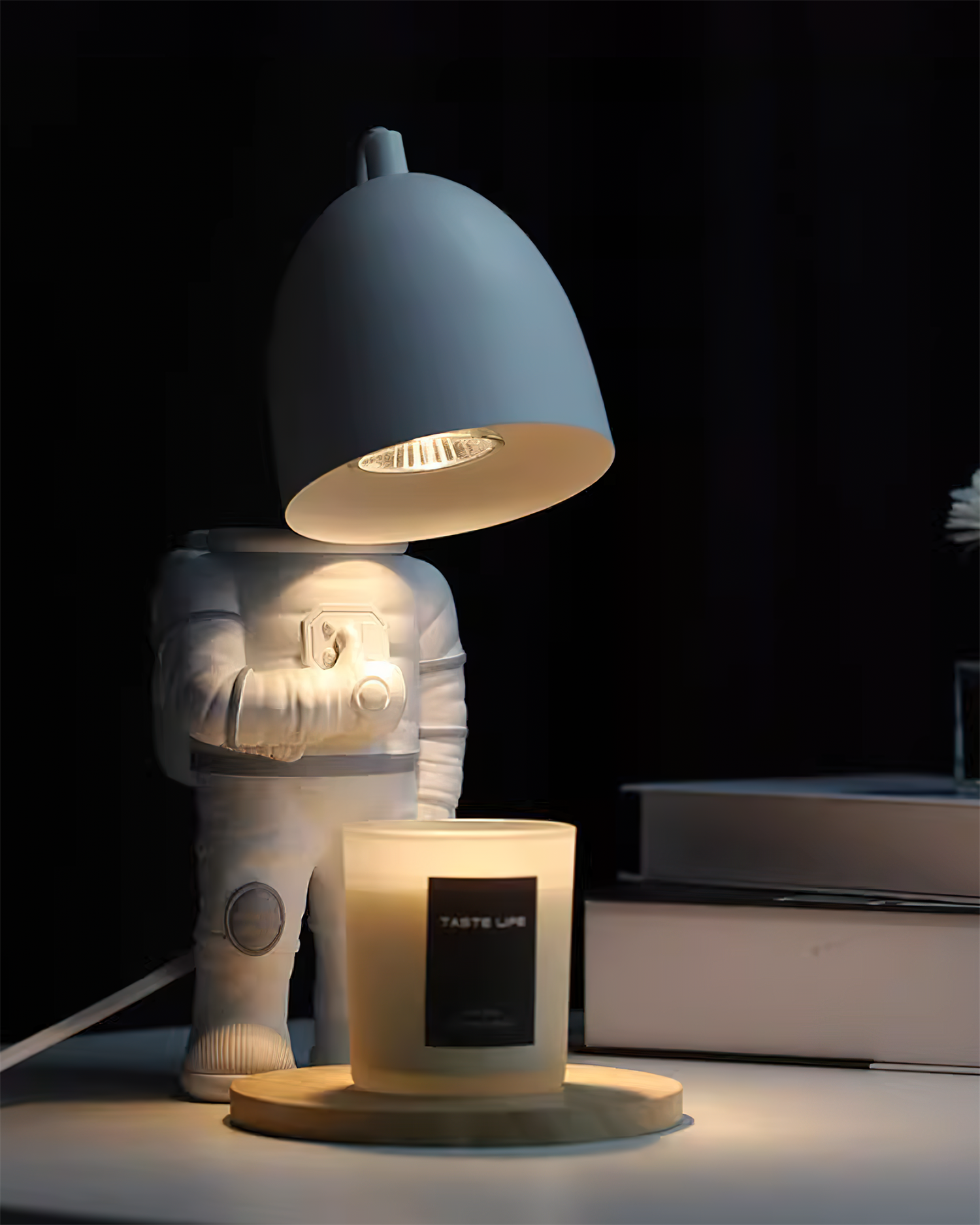 Lámpara Calentadora de Velas Astronauta con Diseño Imaginativo y Luz Focalizada 3