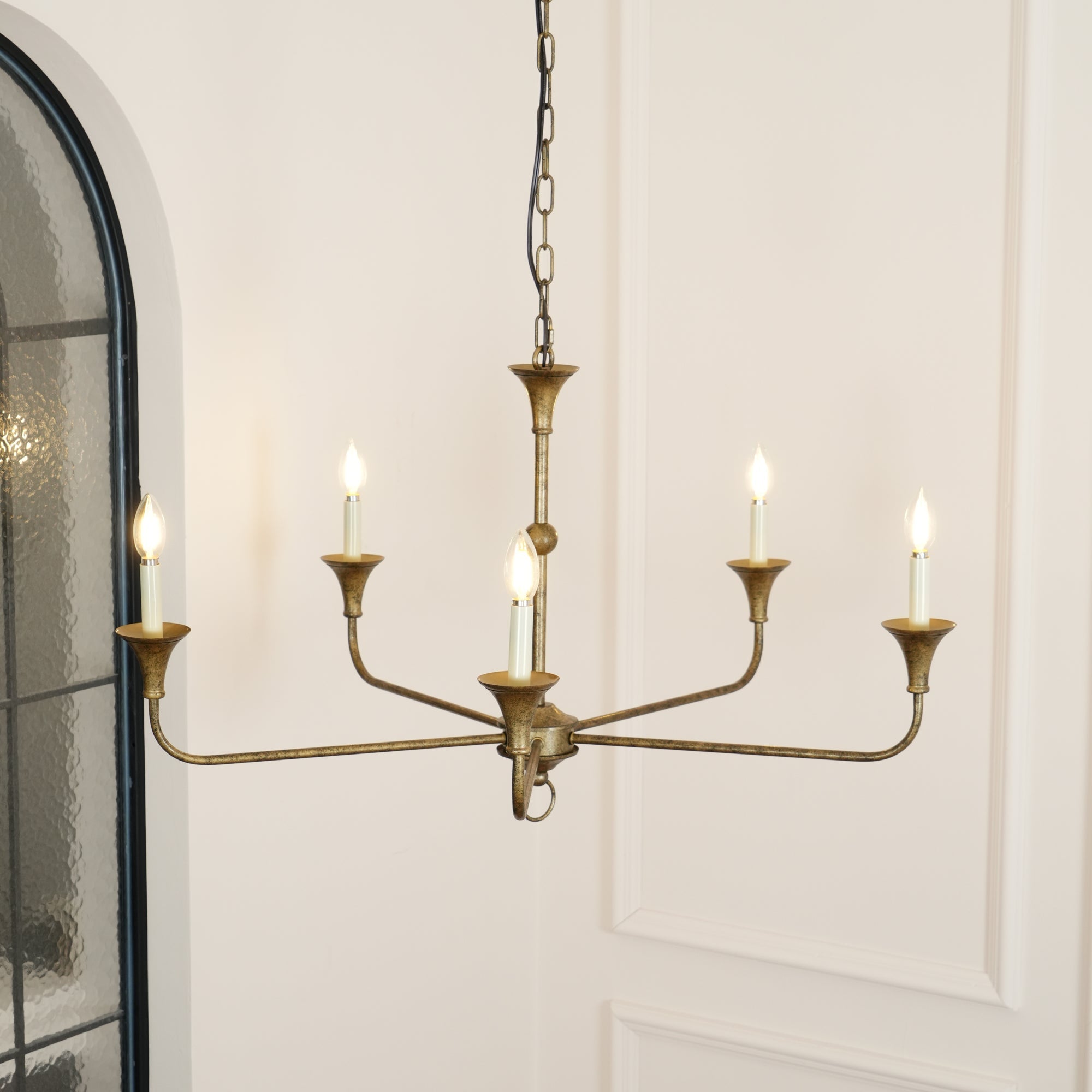 Lámpara de Araña Elegante de Candelabro en Bronce y Metal con Bombillas LED, Tamaño Ajustable y Acabados de Hoja de Oro 2