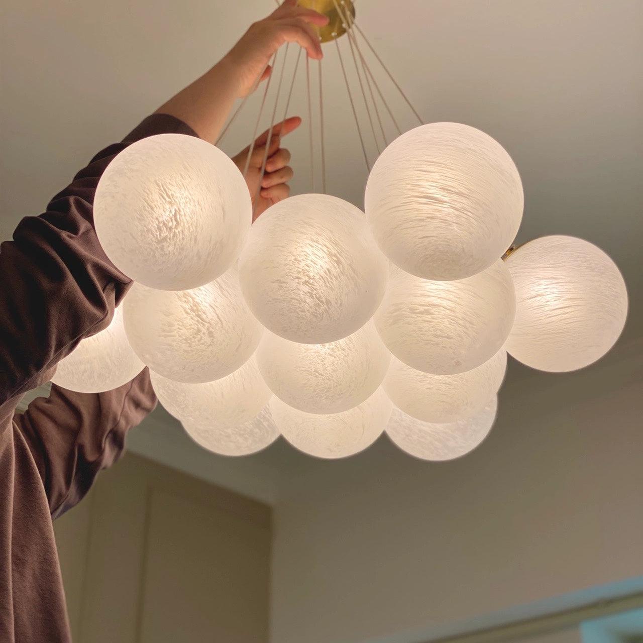 Lámpara de Araña de Cristal con Soporte de Metal Dorado y Pantallas de Vidrio Opalino 3
