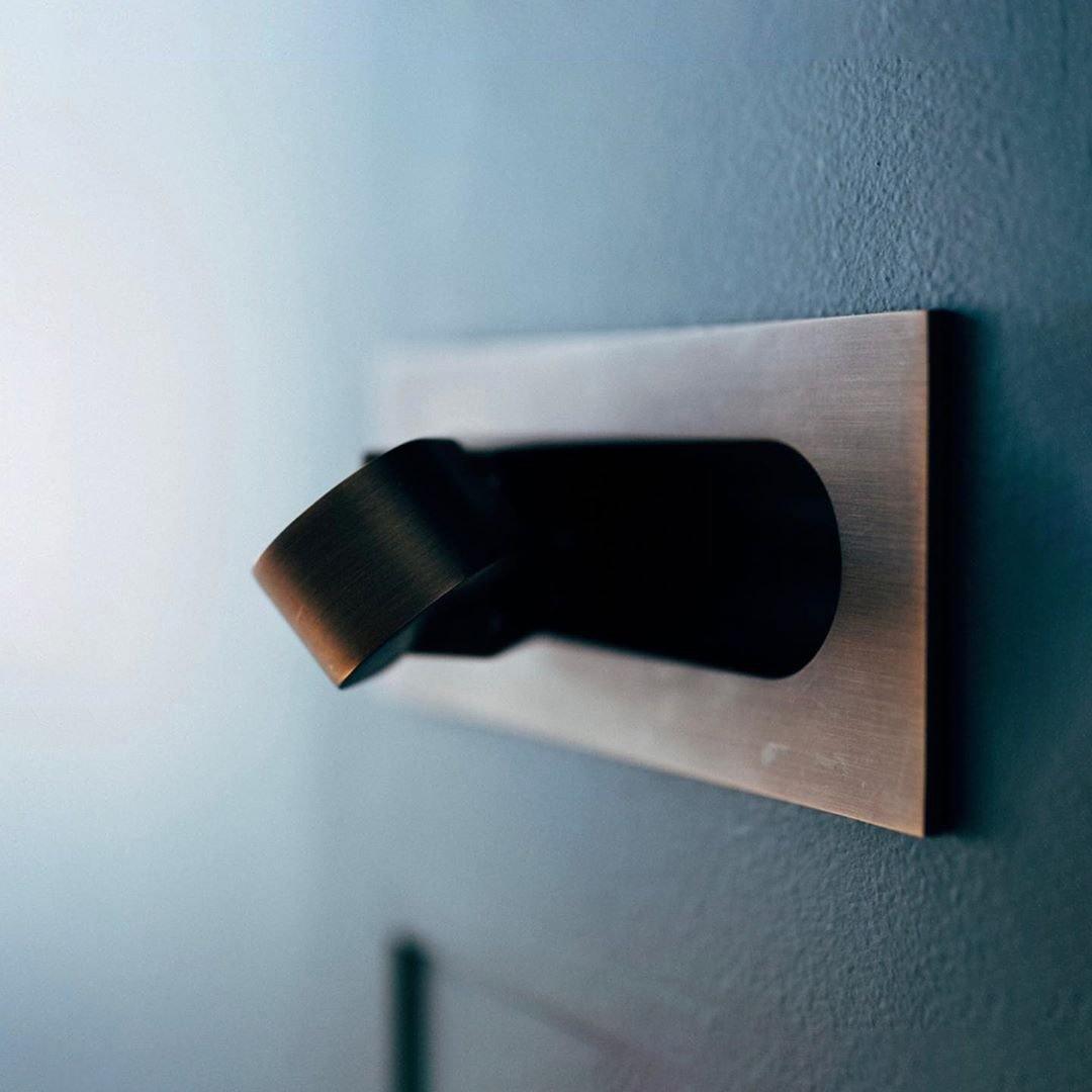 Lámpara de Lectura LED Moderna con Cabezal Ajustable y Luz Cálida para Leer en la Cama - Diseño Funcional y Eficiente 5