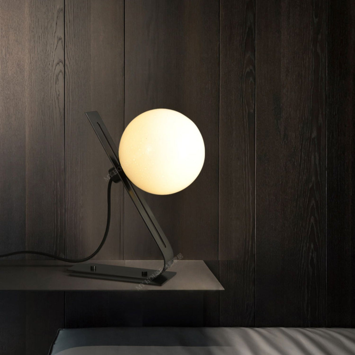 Sirvo - Lámpara de Mesa de Cristal Blanco y Acero Brillante – Iluminación Elegante para Escritorios y Mesitas de Noche