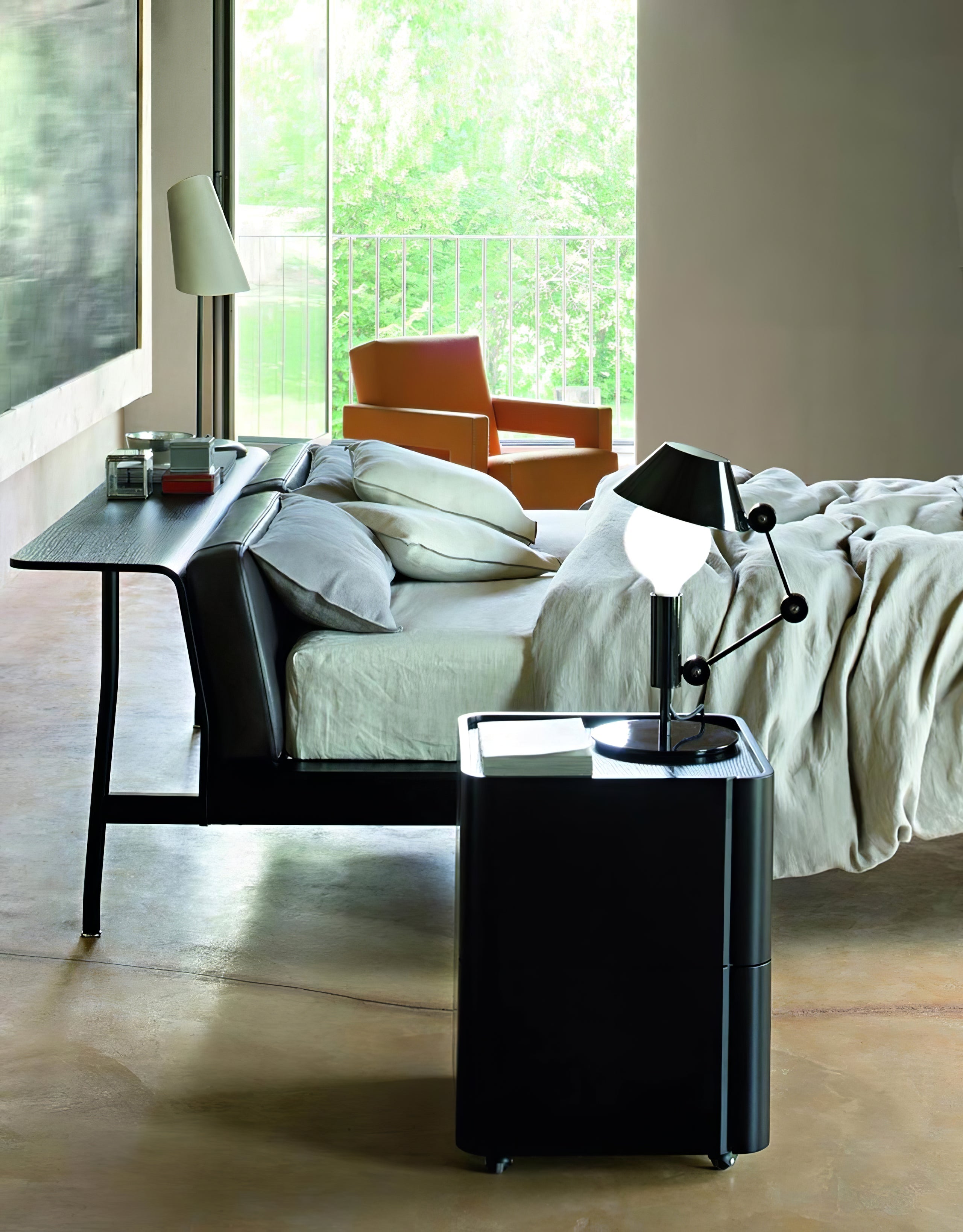 Lámpara de Mesa Articulada en Metal Negro con Pantalla Blanca – Estilo Gótico 7