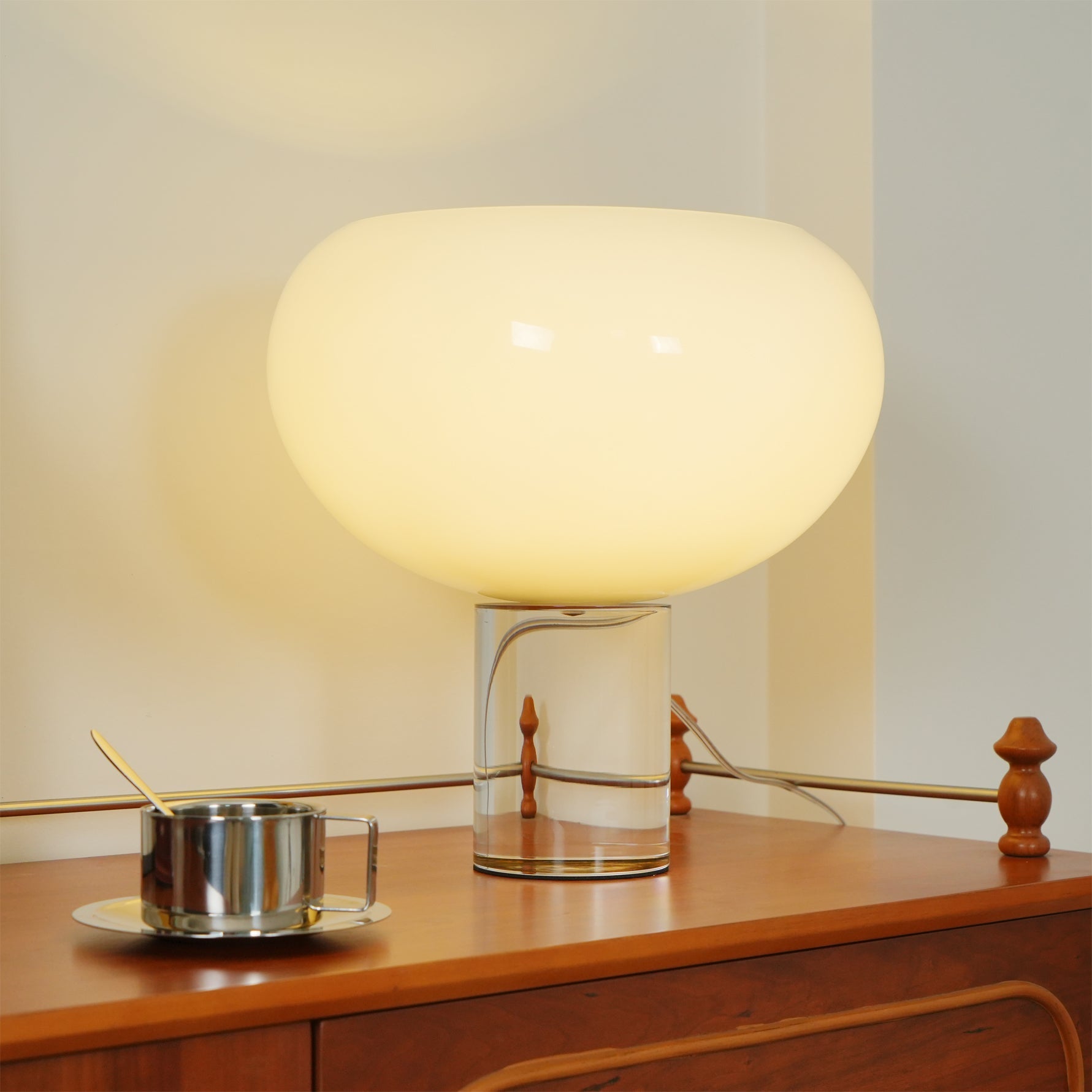 Lámpara de Mesa Buds Elegante con Luz LED, Diámetro 32cm, Diseño Moderno en Vidrio y Acrílico, Ideal para Mesitas de Noche 7