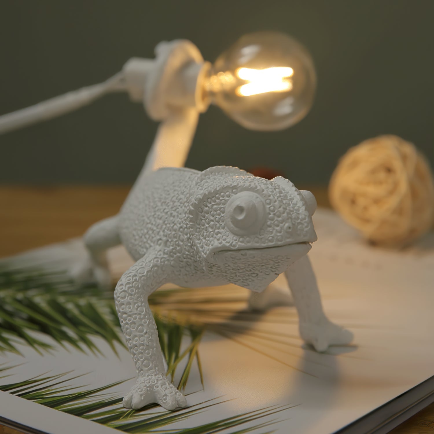 Lámpara de Mesa Camaleón de Resina con Luz LED – Diseño Único y Colorido para Interiores 3