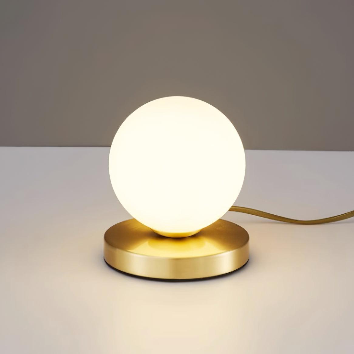 Lámpara de Mesa Chelsea de Vidrio Blanco y Cuerpo de Latón – Diseño Esférico y Elegante 0