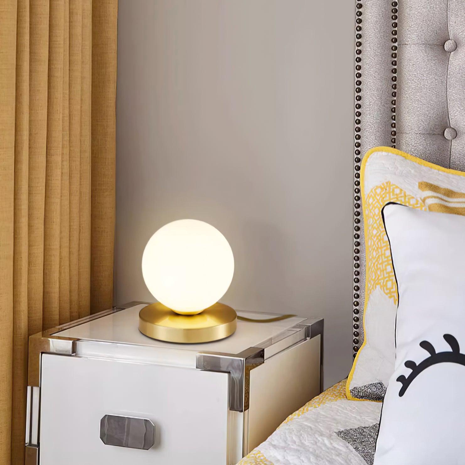 Lámpara de Mesa Chelsea de Vidrio Blanco y Cuerpo de Latón – Diseño Esférico y Elegante 2