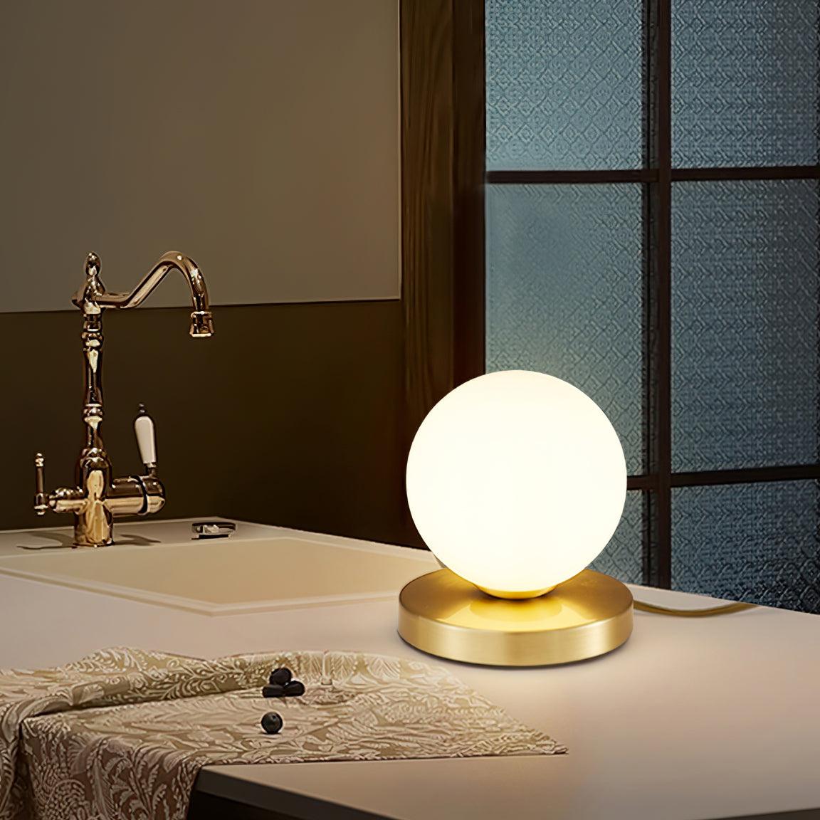 Lámpara de Mesa Chelsea de Vidrio Blanco y Cuerpo de Latón – Diseño Esférico y Elegante 3