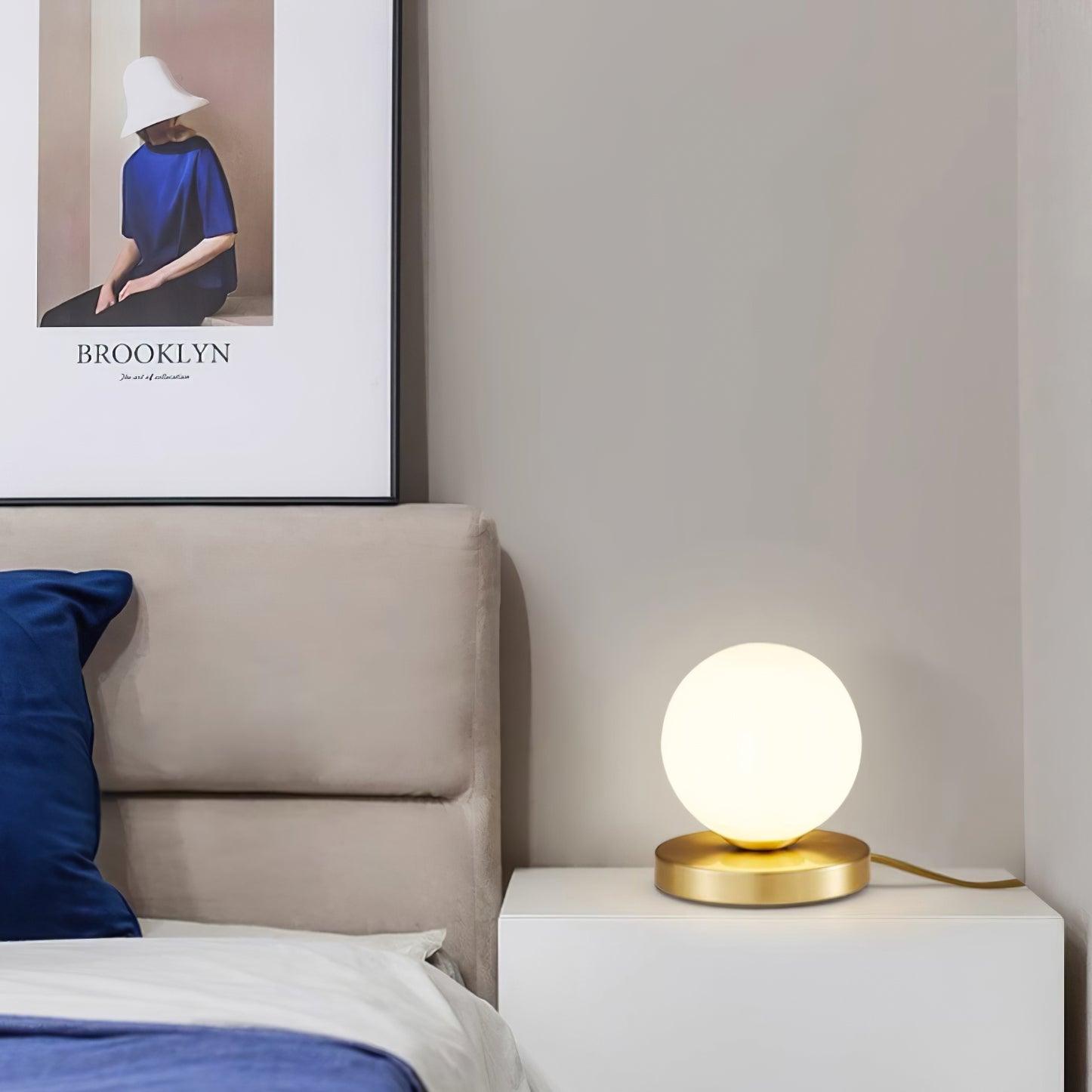 Lámpara de Mesa Chelsea de Vidrio Blanco y Cuerpo de Latón – Diseño Esférico y Elegante 6