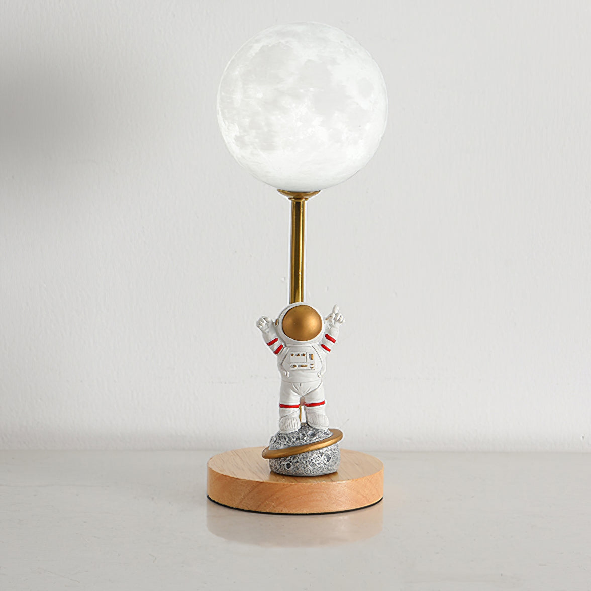 Lámpara de Mesa Creativa Astronauta con Base de Madera y Luz LED – Ideal para Escritorios y Mesitas de Noche 0