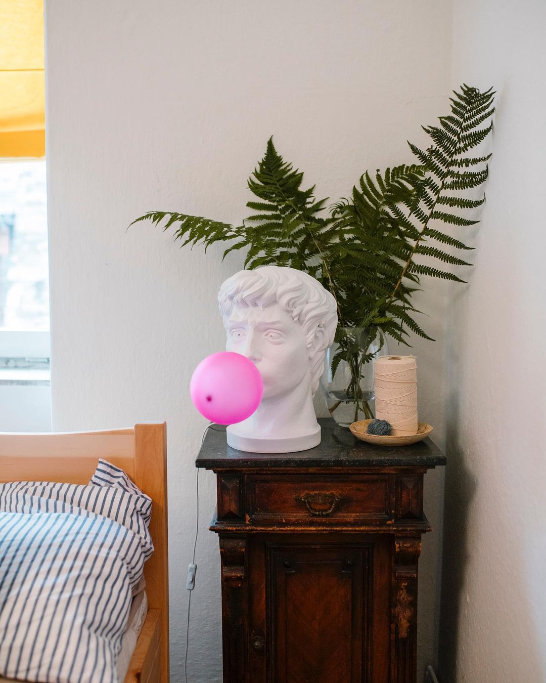 Lámpara de Mesa Creativa de Resina con Diseño de Chicle Rosa, 25cm - Ideal para Mesitas de Noche y Escritorios 5