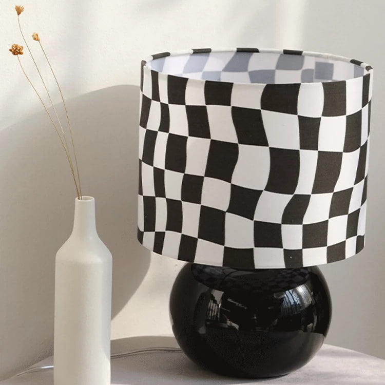 Lámpara de Mesa Diseño Ajedrez con Base de Vidrio Transparente – Estilo Moderno para Interiores, Compatible con Bombillas LED 3