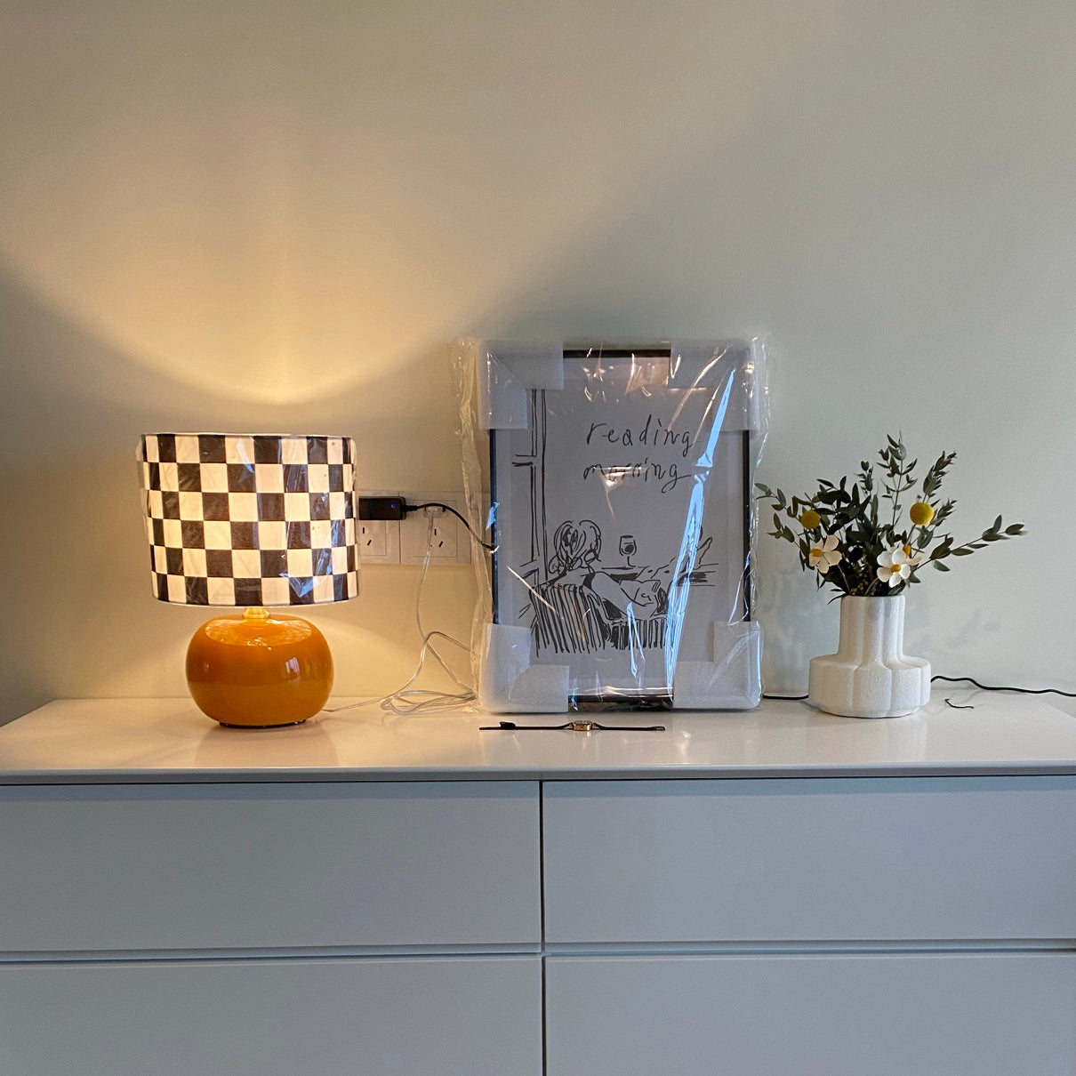 Lámpara de Mesa Diseño Ajedrez con Base de Vidrio Transparente – Estilo Moderno para Interiores, Compatible con Bombillas LED 4