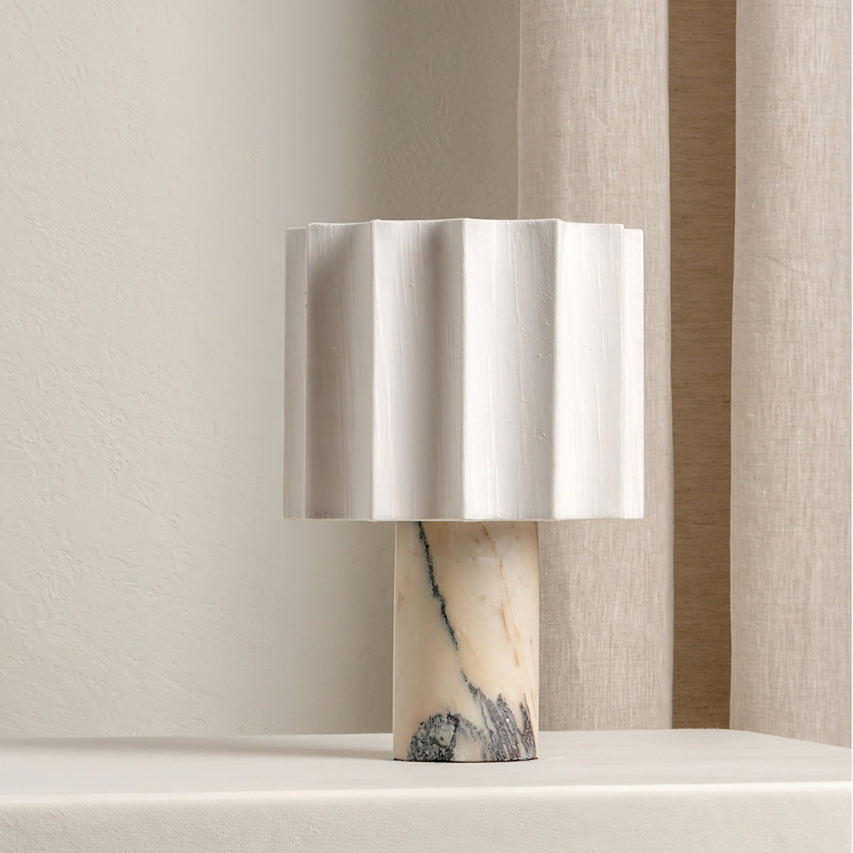 Zareen - Lámpara de Mesa Elegante con Base de Mármol y Batería Integrada - Pantalla de Tela Suave - Carga Rápida - LED Integrado