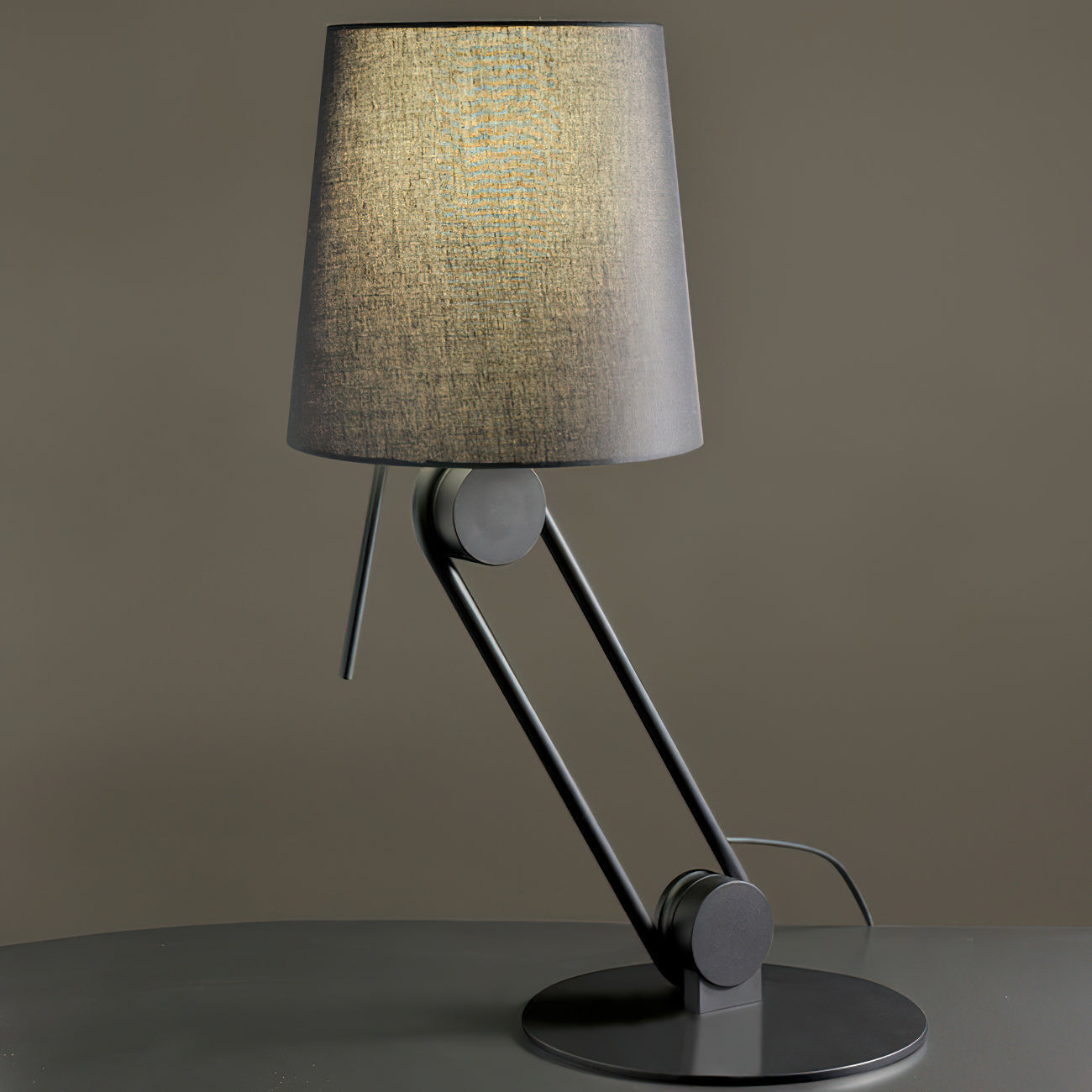 Lámpara de Mesa Elegante de Hierro con Pantalla Ajustable – Ideal para Mesitas de Noche y Ambientes Sofisticados 0