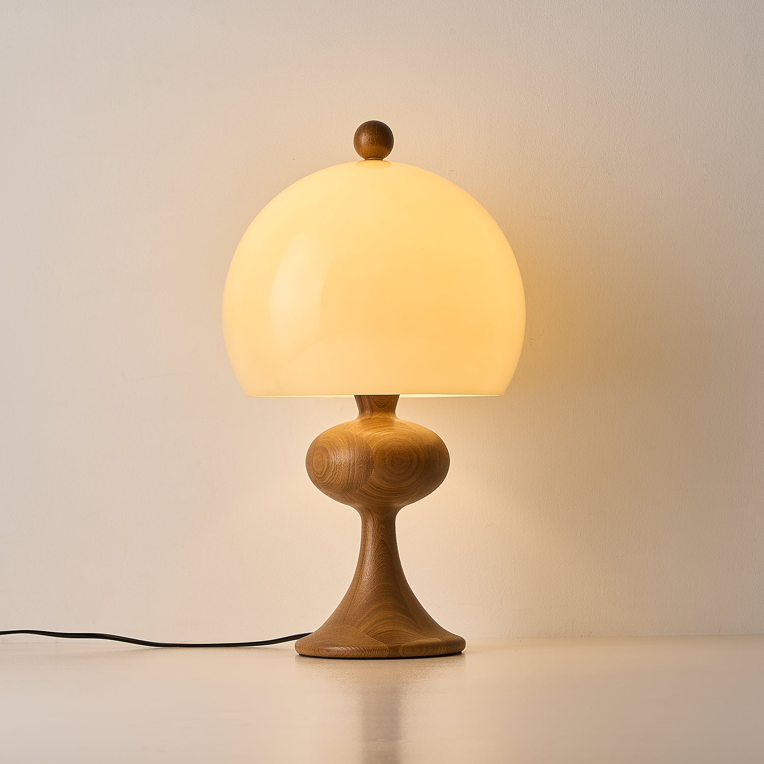 Lámpara de Mesa Escultural con Base de Madera y Pantalla de Vidrio en Beige 7
