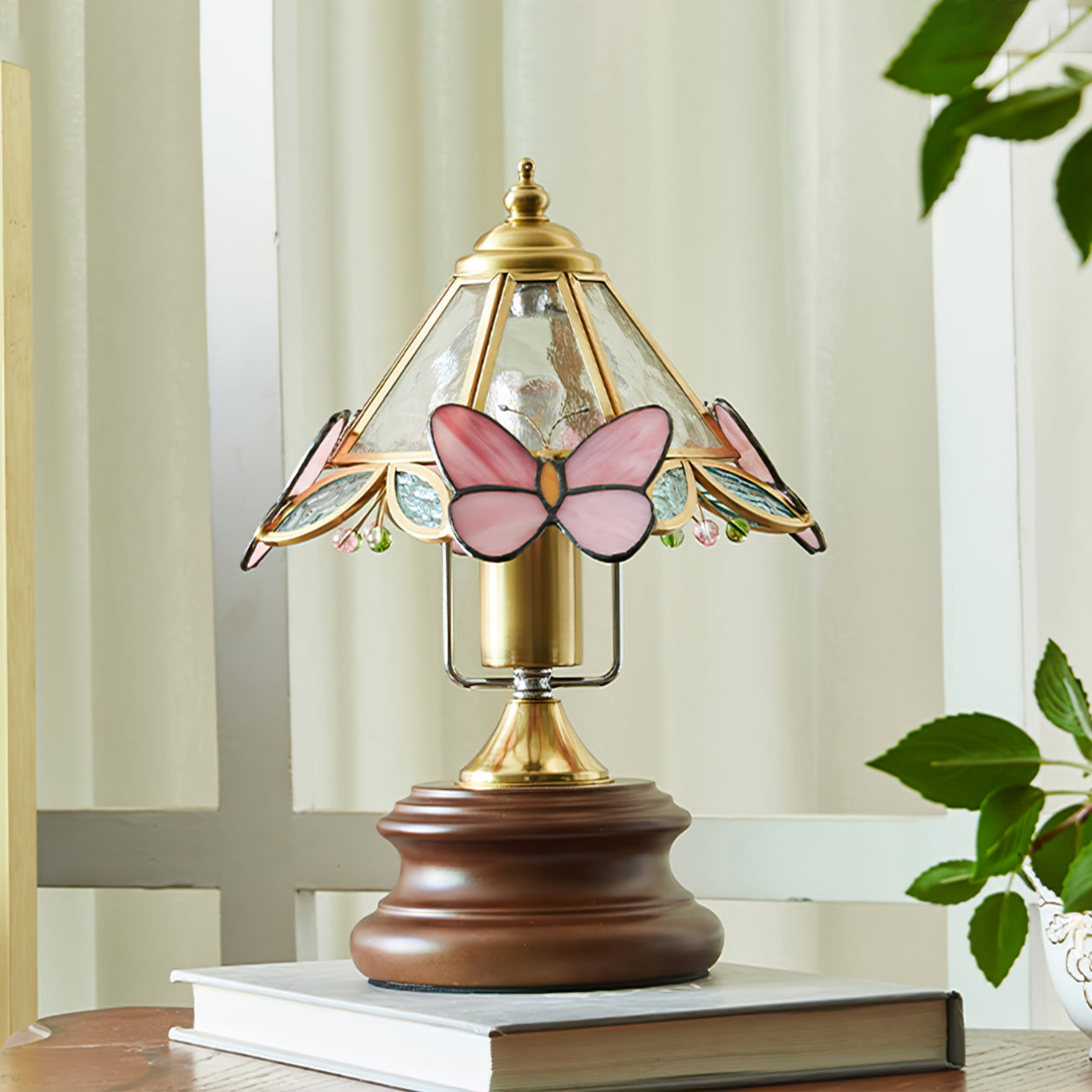 Lámpara de Mesa Jenny con Diseño de Mariposa en Vidrio y Base de Madera – Elegante y Encantadora 1