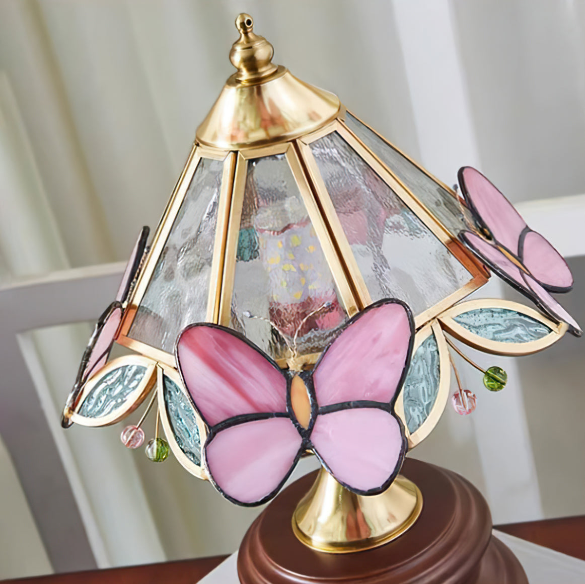 Lámpara de Mesa Jenny con Diseño de Mariposa en Vidrio y Base de Madera – Elegante y Encantadora 2