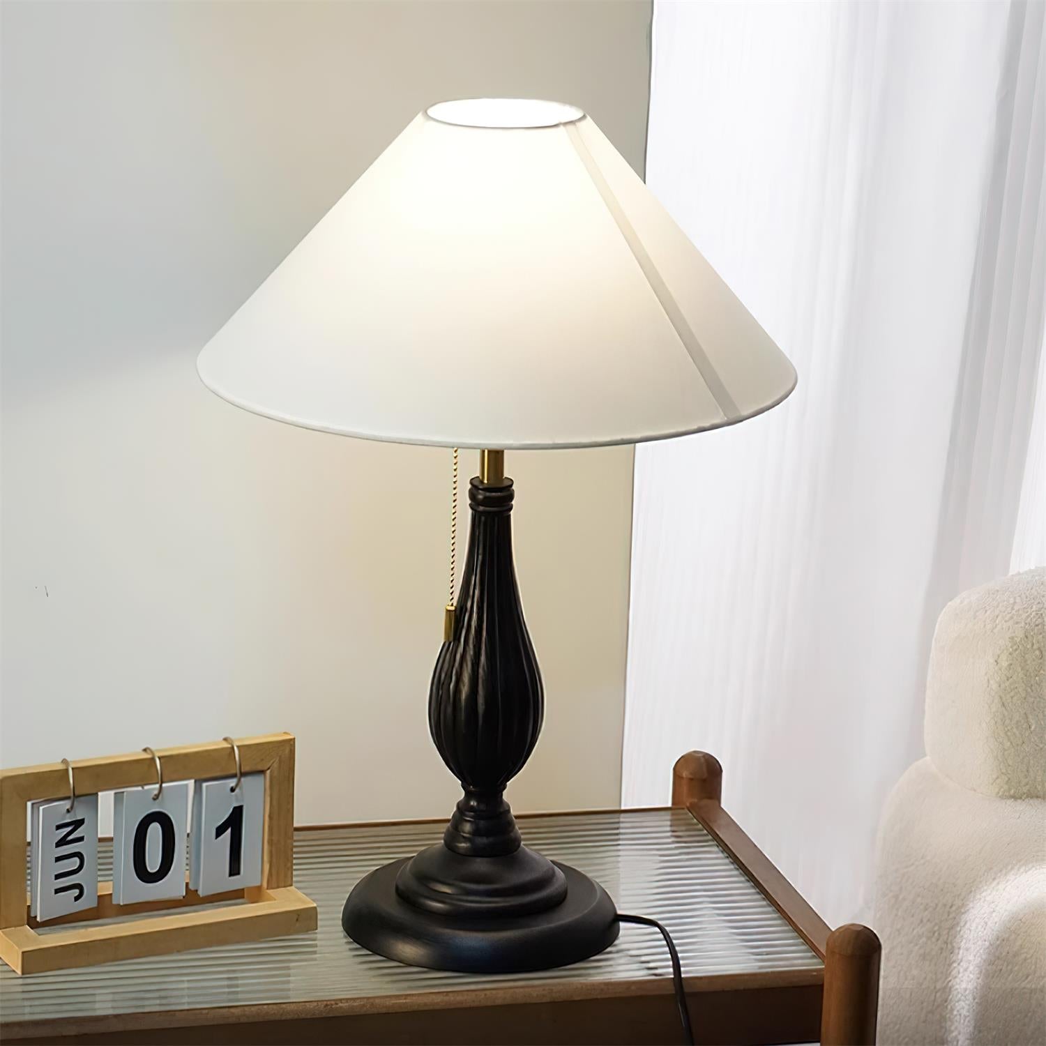 Lámpara de Mesa Kamila con Base Esculpida en Negro y Pantalla Clásica – Estilo Retro 5