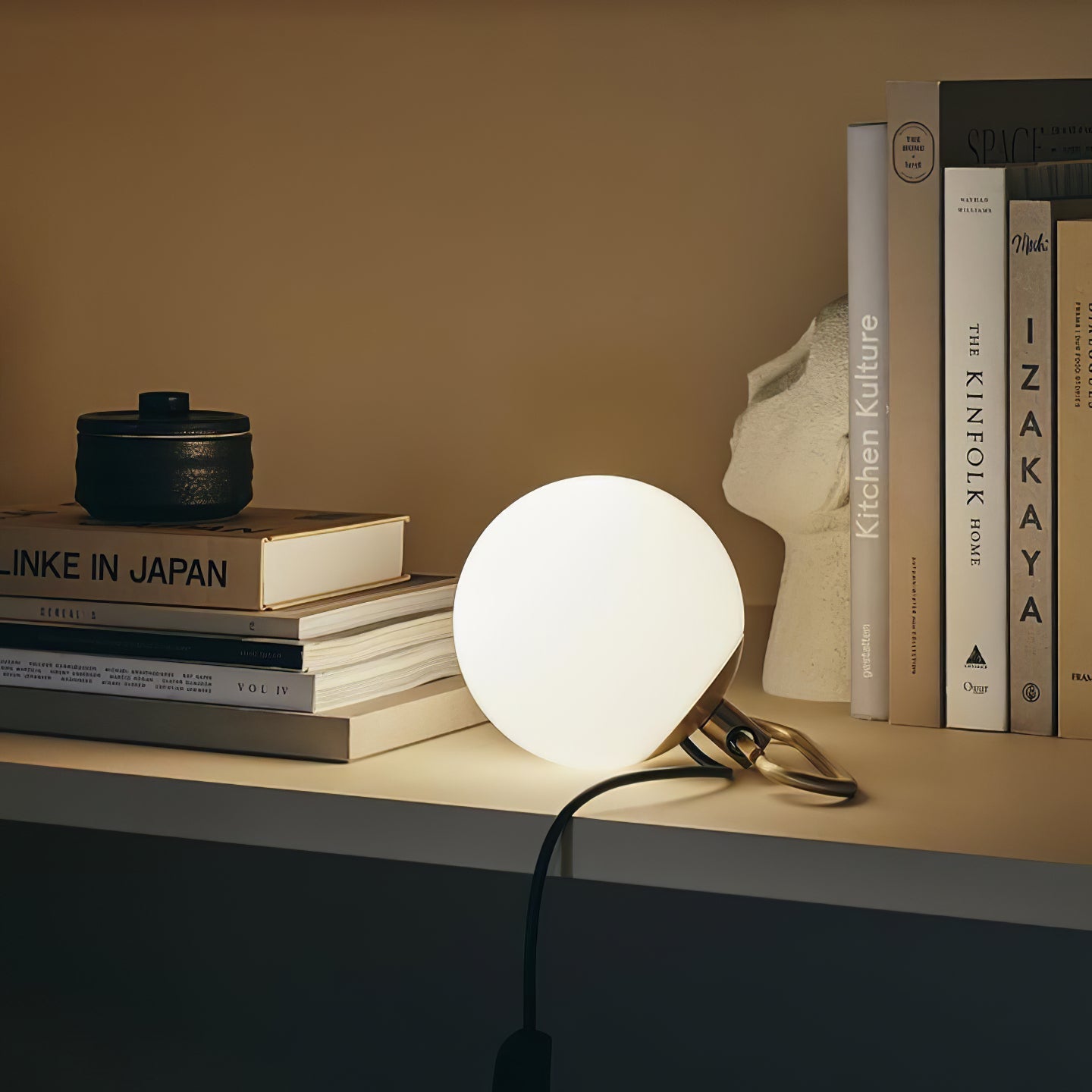 Lámpara de Mesa LED Regulable de Metal y Vidrio, Diseño Moderno para Escritorio y Mesita de Noche - Color Dorado y Blanca 2
