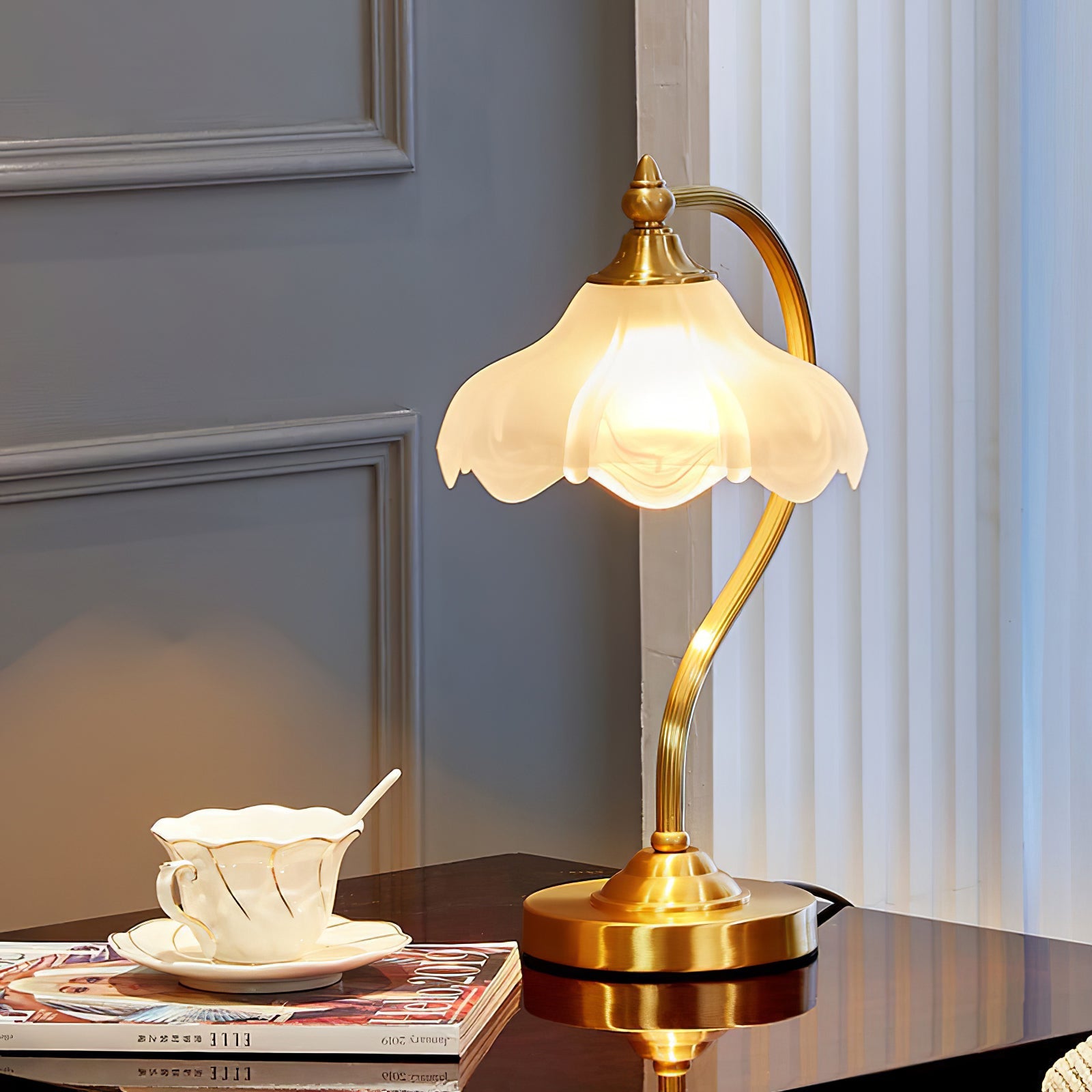 Lámpara de Mesa Magnolya de Brass y Vidrio con Diseño Artístico – Compatible con LED y Edison, 42cm de Altura 2