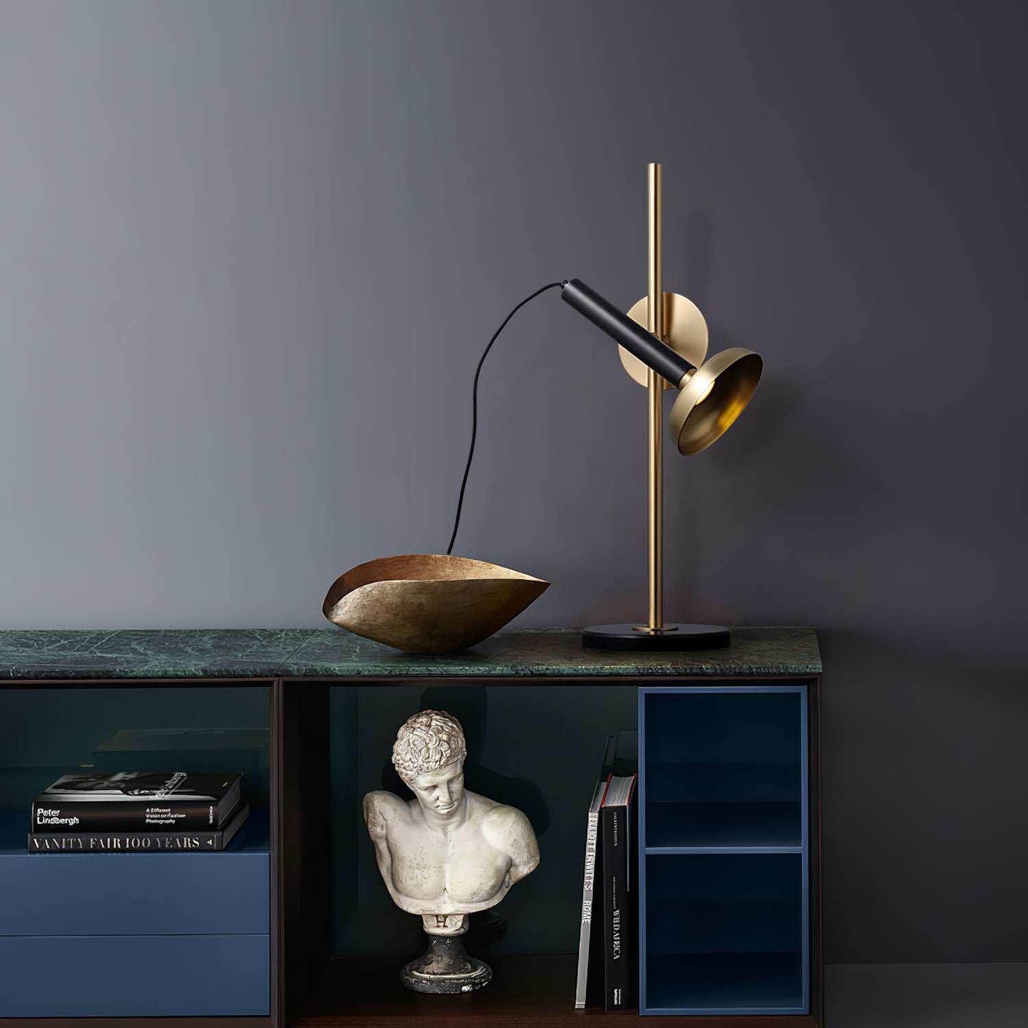 Lámpara de Mesa Marquina con Pantalla Dorada y Estructura Negra – Ideal para Escritorios y Mesitas de Noche 3