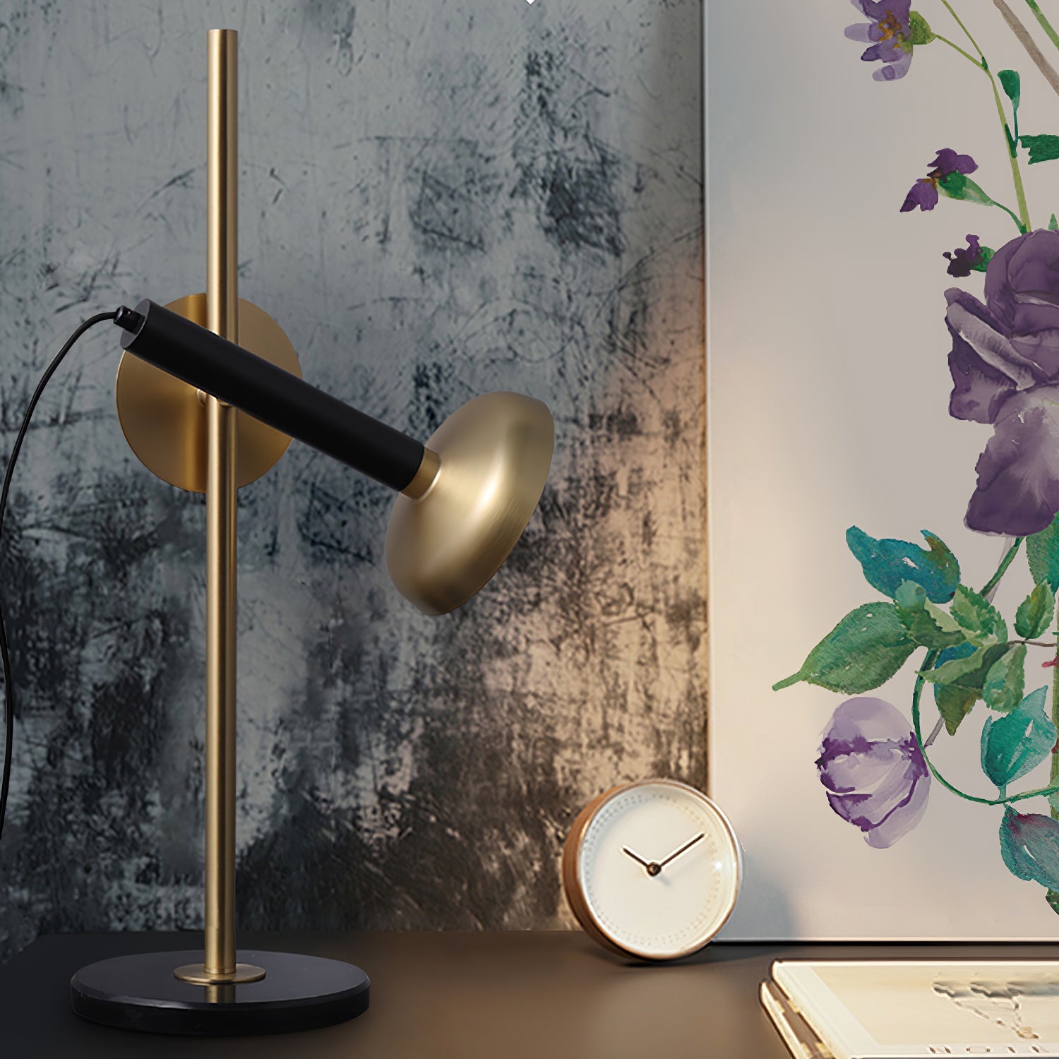 Lámpara de Mesa Marquina con Pantalla Dorada y Estructura Negra – Ideal para Escritorios y Mesitas de Noche 4
