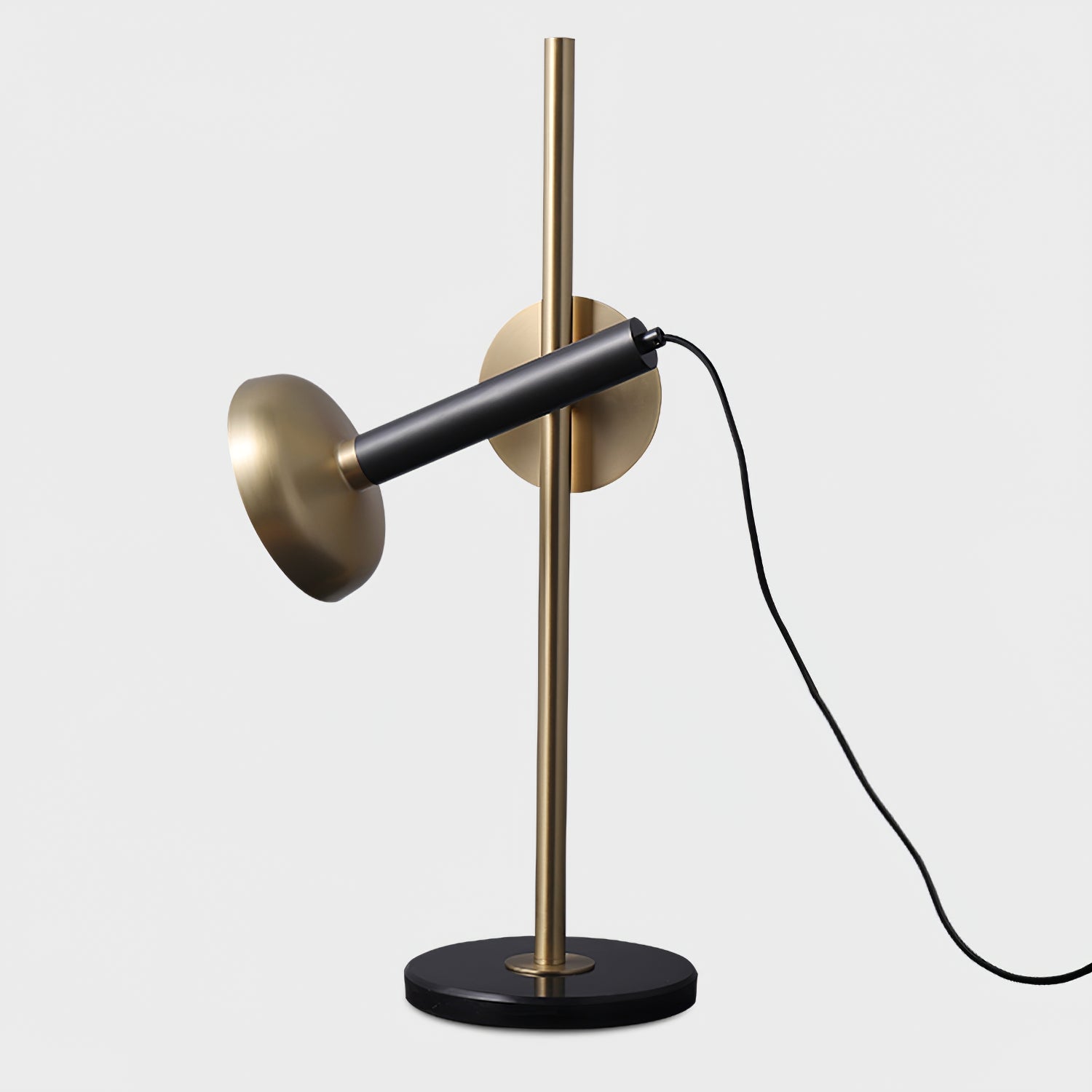 Lámpara de Mesa Marquina con Pantalla Dorada y Estructura Negra – Ideal para Escritorios y Mesitas de Noche 5