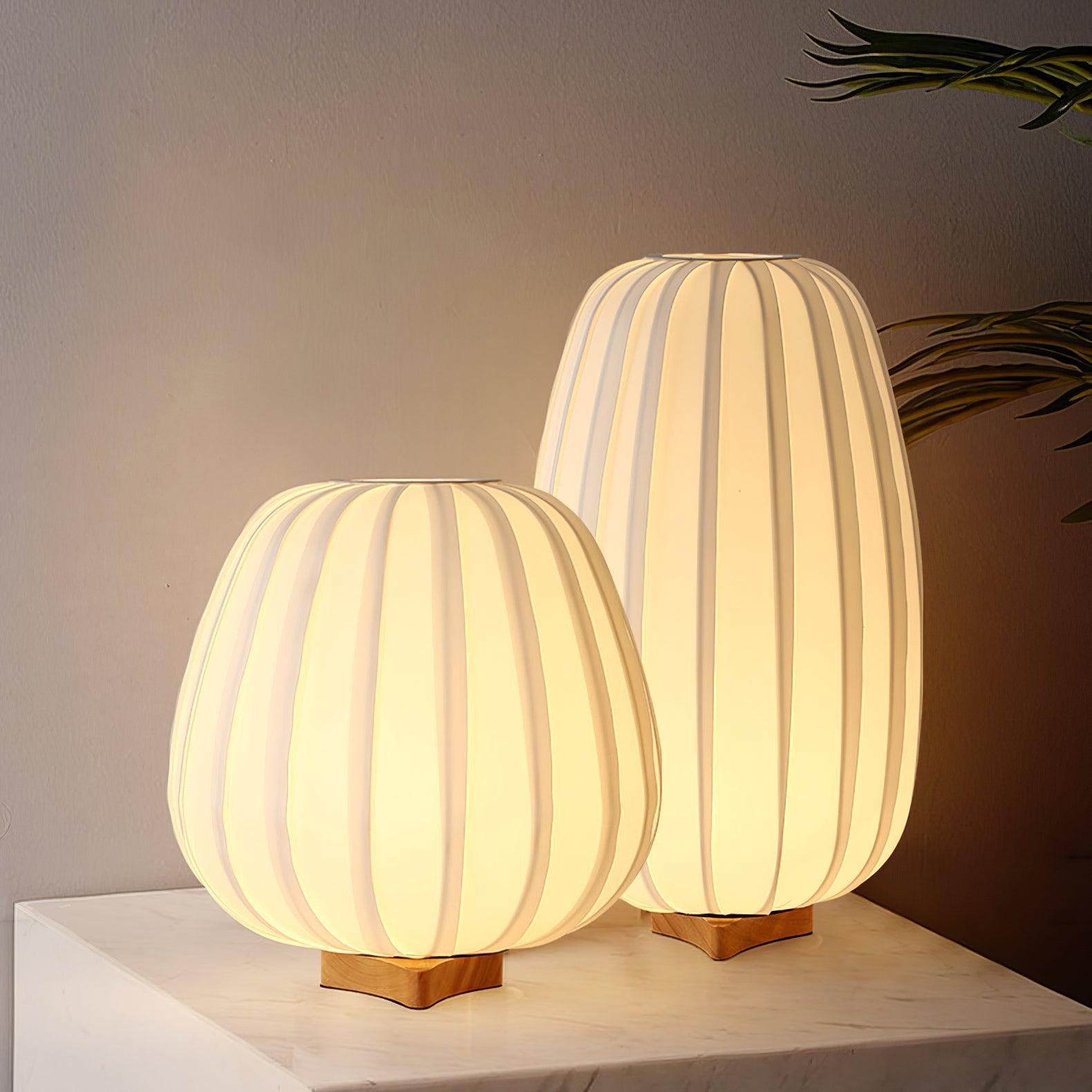Lámpara de Mesa Minimalista de Tela con Base de Madera – Diseño Moderno para Iluminar Tu Hogar 2