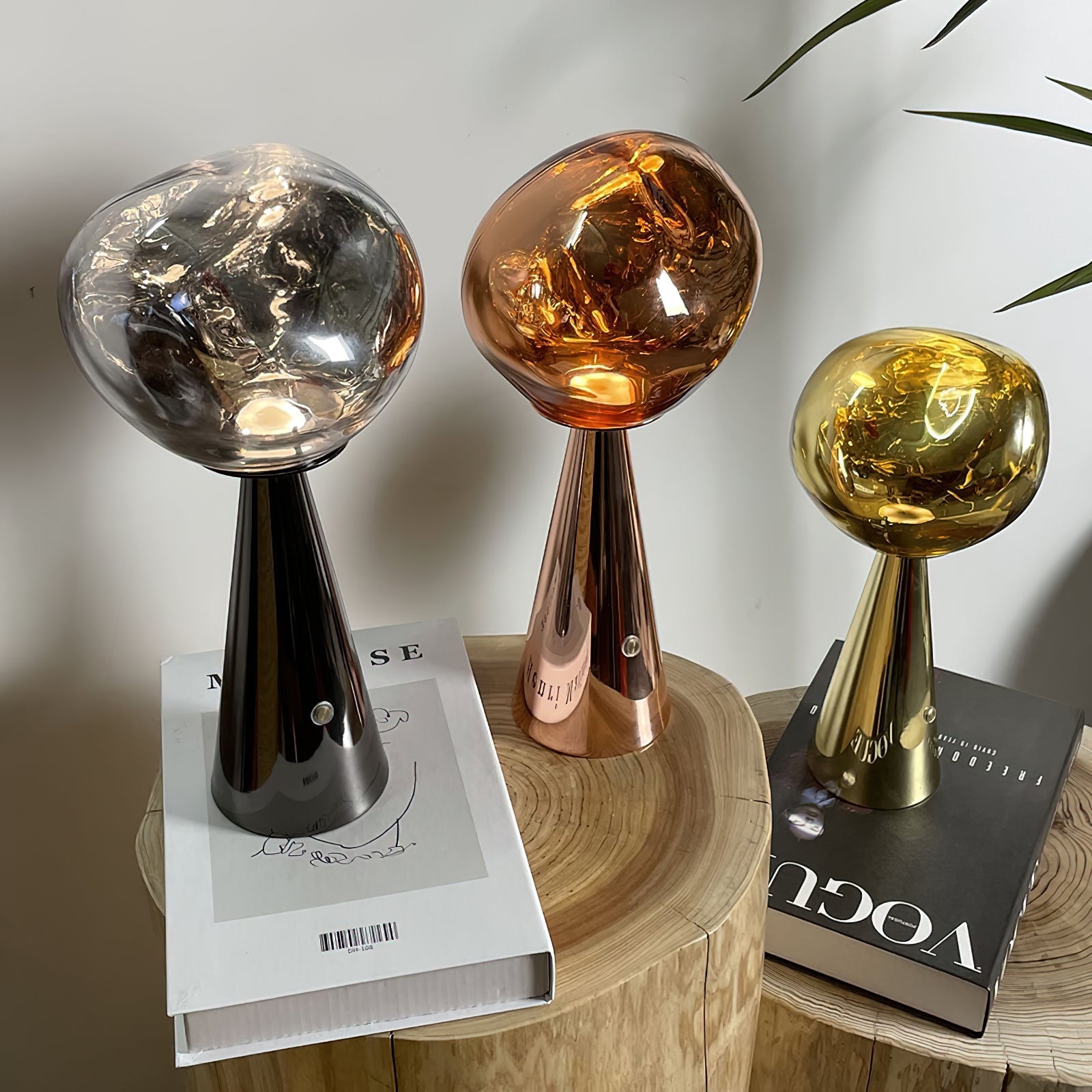 Lámpara de Mesa Moderna Lava Charge con Base de Metal, Pantalla de Acrílico y Puerto USB – Ideal para Decoración Interior 3