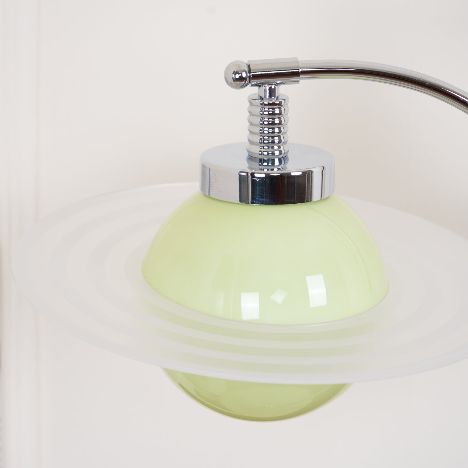 Lámpara de Mesa Moderna Verde con Base de Cromo – Lámpara Sobremesa para Escritorio y Mesita de Noche, Diseño Contemporáneo 3