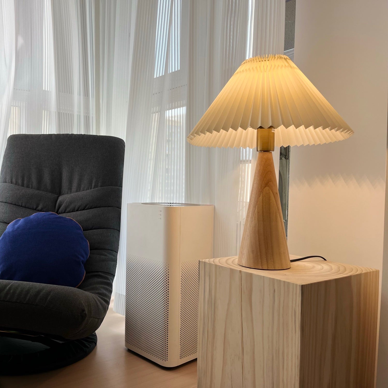 Lámpara de Mesa Moderna con Base de Madera y Pantalla de Lino - Diseño Contemporáneo 5