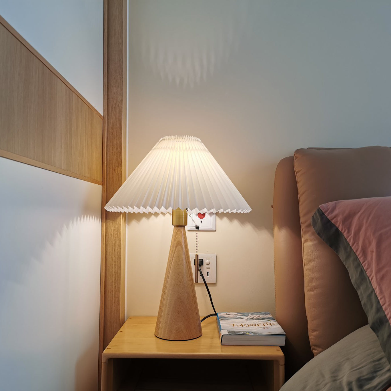 Lámpara de Mesa Moderna con Base de Madera y Pantalla de Lino - Diseño Contemporáneo 7