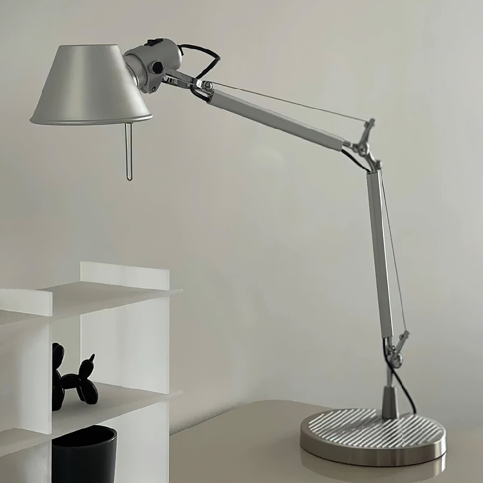 Lámpara de Mesa Moderna con Brazo Ajustable y Acabado Metálico para Oficina y Estudio 6