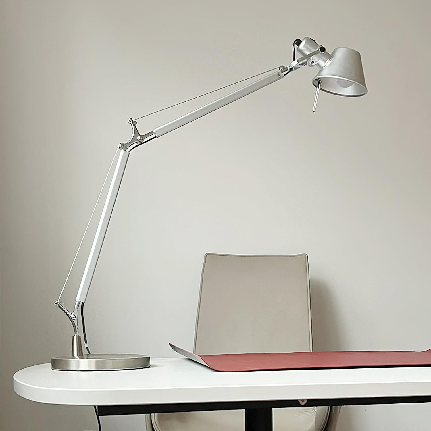 Lámpara de Mesa Moderna con Brazo Ajustable y Acabado Metálico para Oficina y Estudio 8