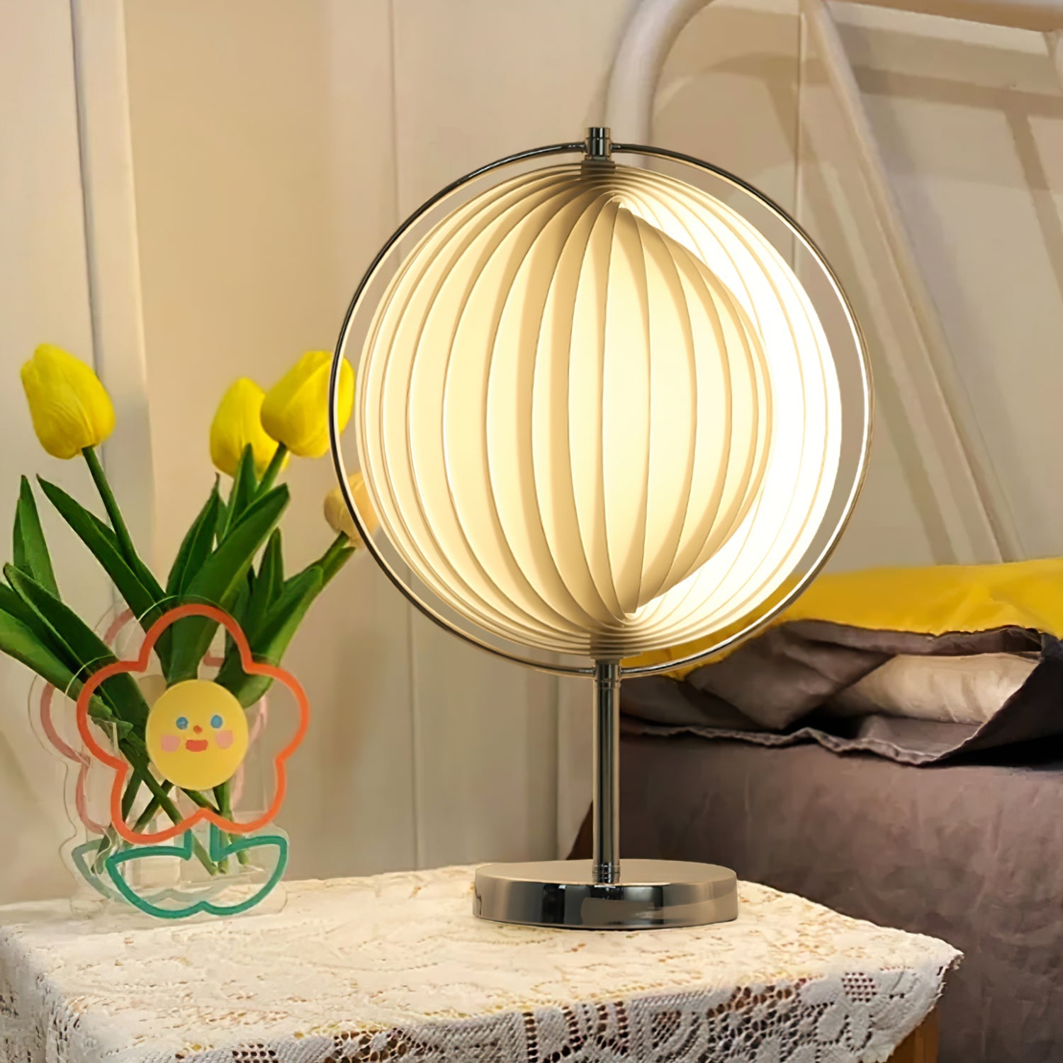 Lámpara de Mesa Moderna con Diseño Vintage y Base E26/E27 – Acabado en Cromo y Pantalla Blanca 1