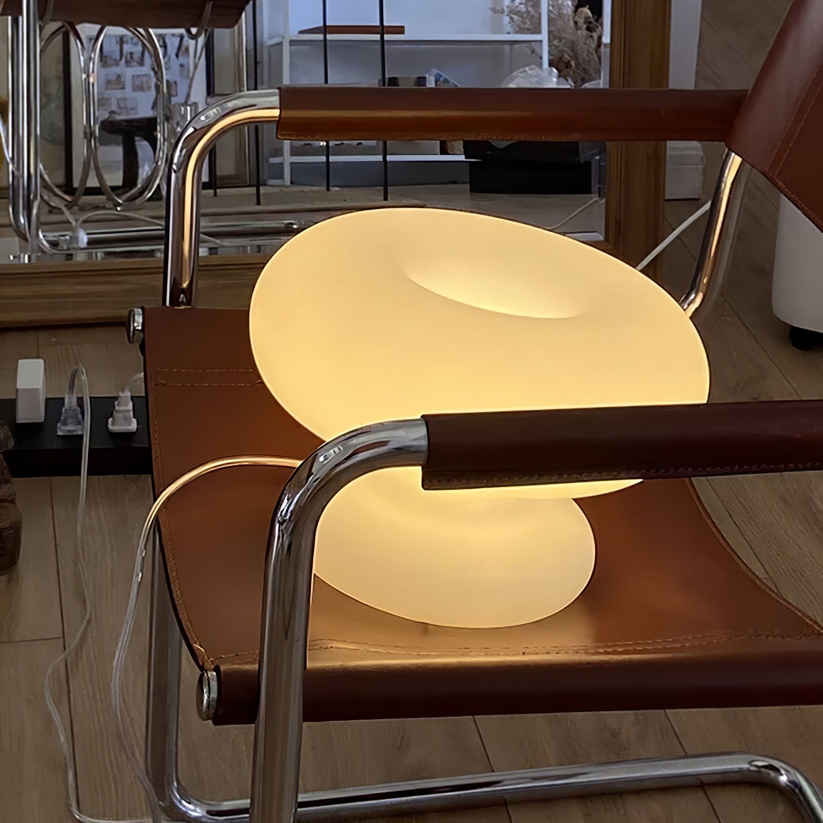 Lámpara de Mesa Moderna con Diseño en Forma de Donut - Vidrio Esmerilado y Estructura Redonda 4
