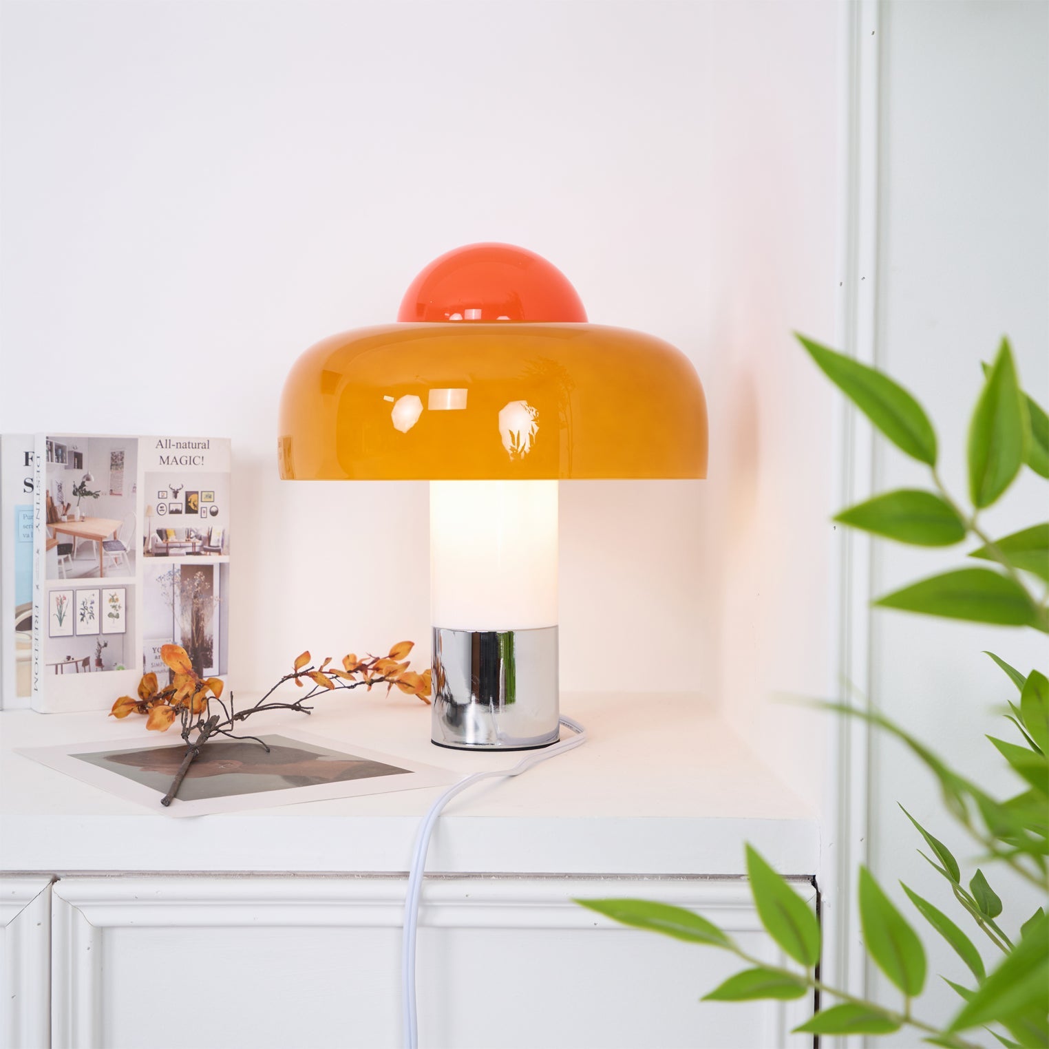 Lámpara de Mesa Moderna con Pantalla de Vidrio Naranja y Base de Metal 2