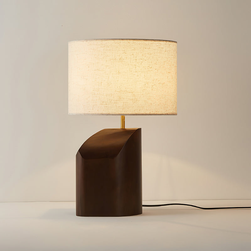 Lámpara de Mesa Moderna de Madera de Nogal con Pantalla de Tela Blanca – Diseño Escultural 0