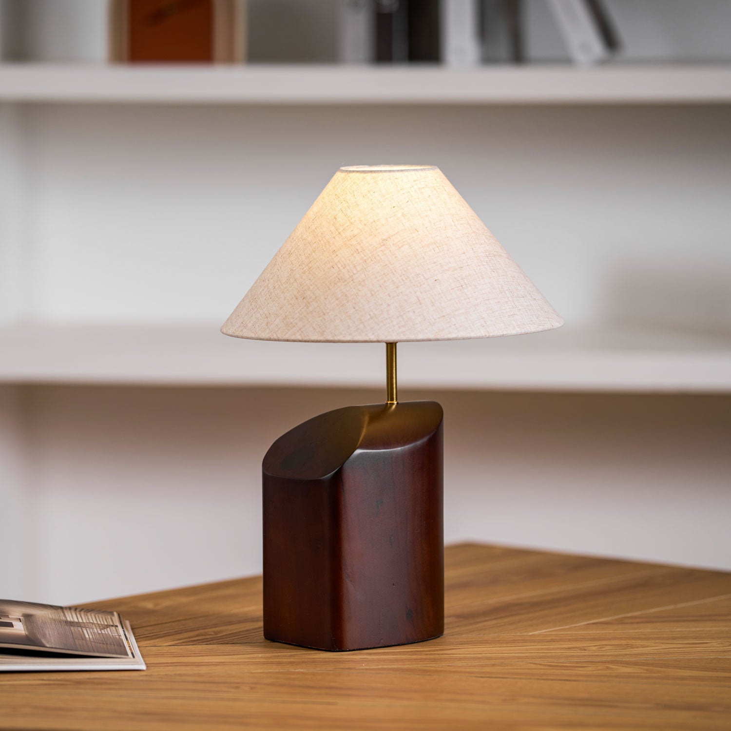 Lámpara de Mesa Moderna de Madera de Nogal con Pantalla de Tela Blanca – Diseño Escultural 2