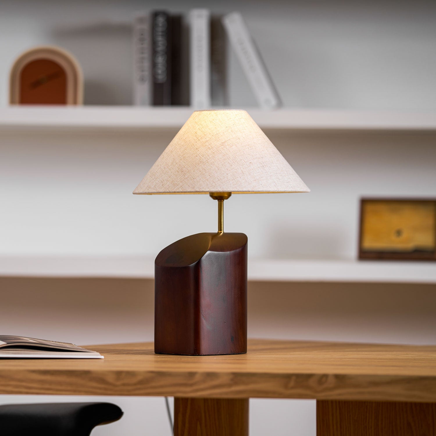 Lámpara de Mesa Moderna de Madera de Nogal con Pantalla de Tela Blanca – Diseño Escultural 3
