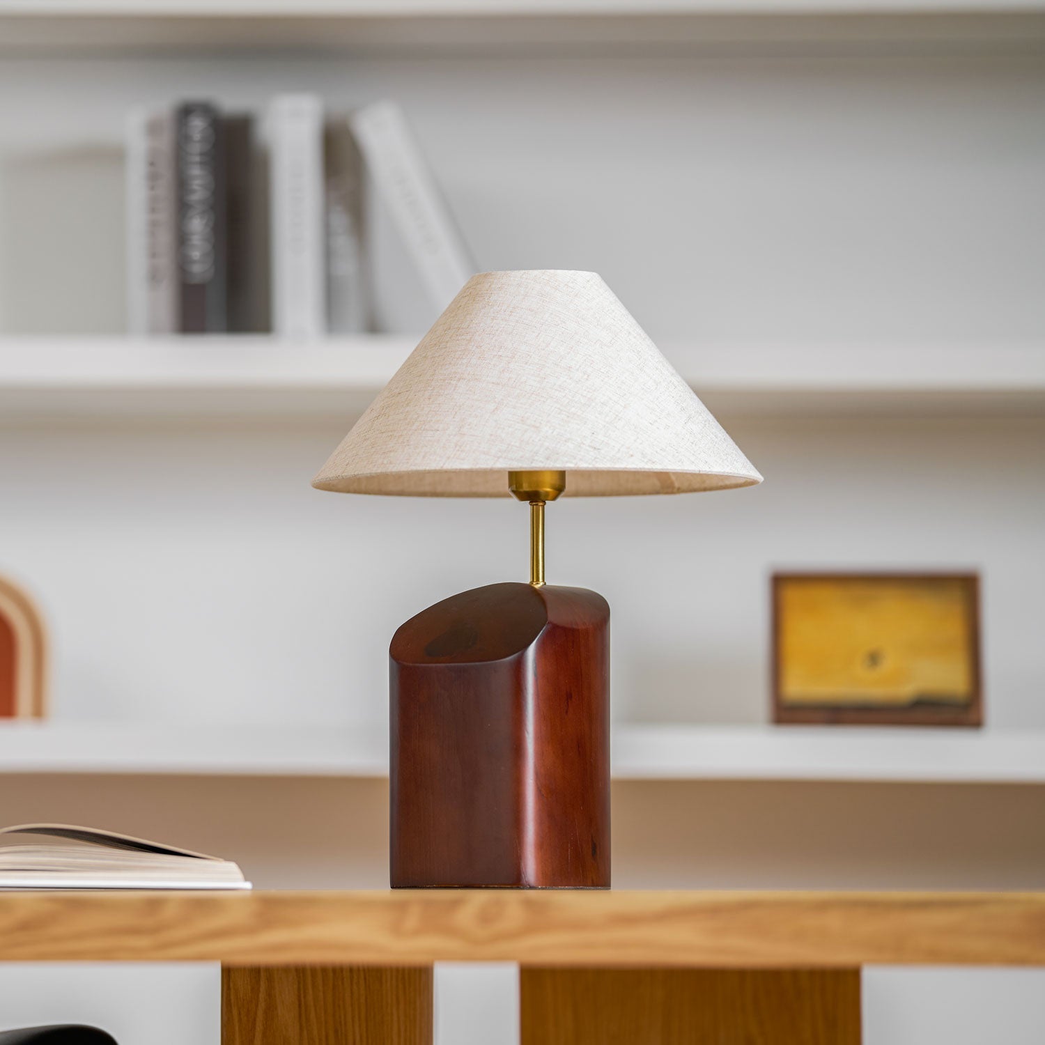 Lámpara de Mesa Moderna de Madera de Nogal con Pantalla de Tela Blanca – Diseño Escultural 4