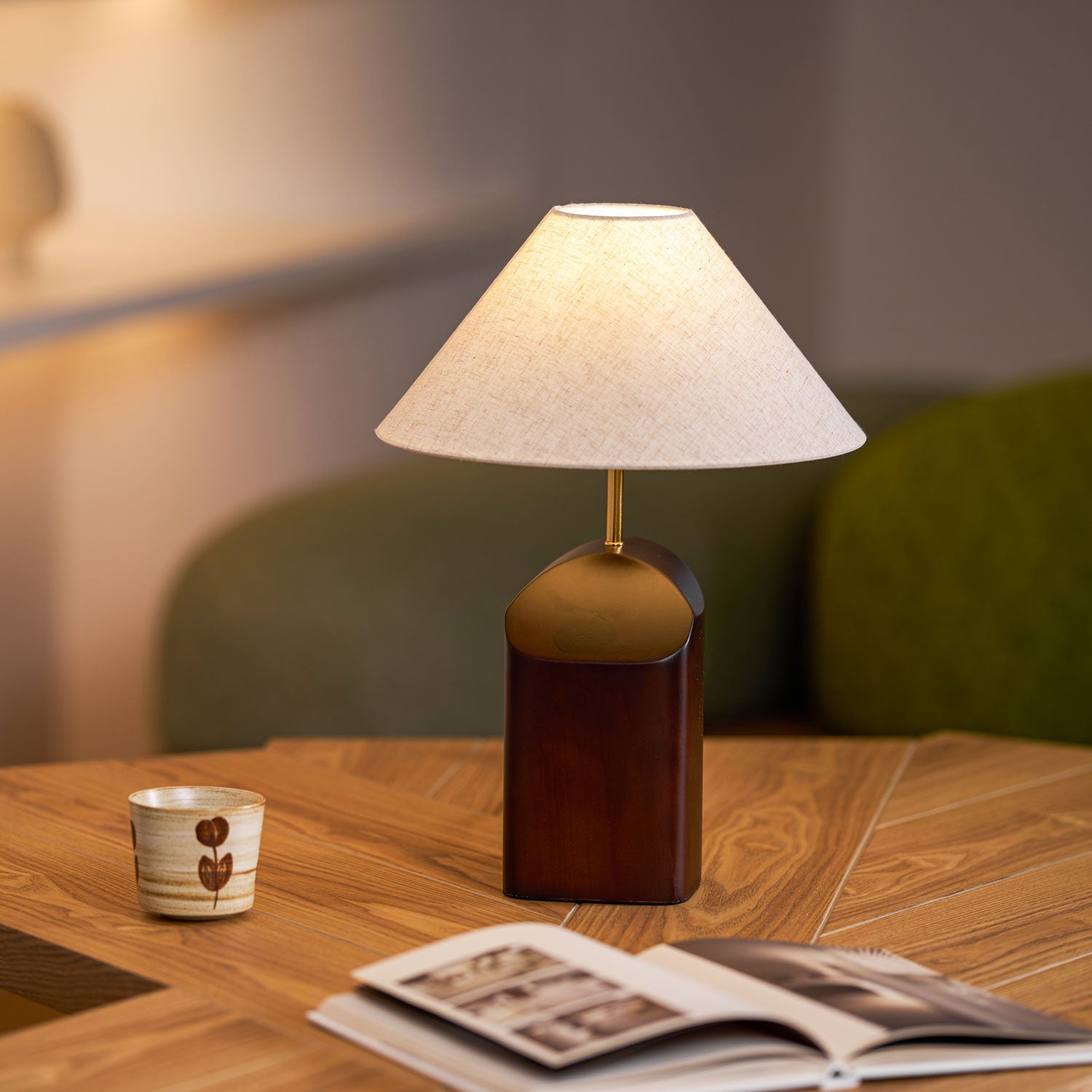 Lámpara de Mesa Moderna de Madera de Nogal con Pantalla de Tela Blanca – Diseño Escultural 5