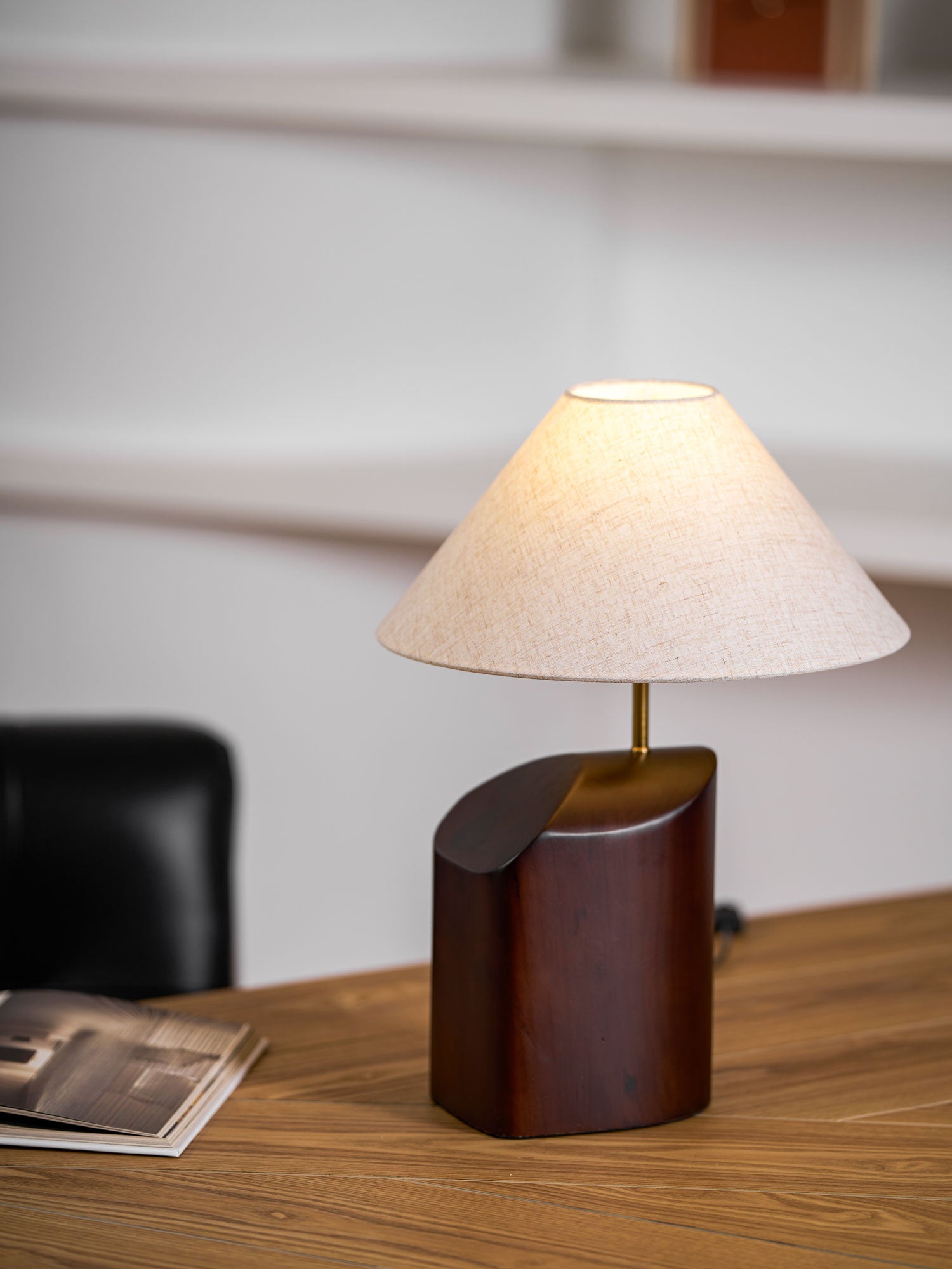 Lámpara de Mesa Moderna de Madera de Nogal con Pantalla de Tela Blanca – Diseño Escultural 7