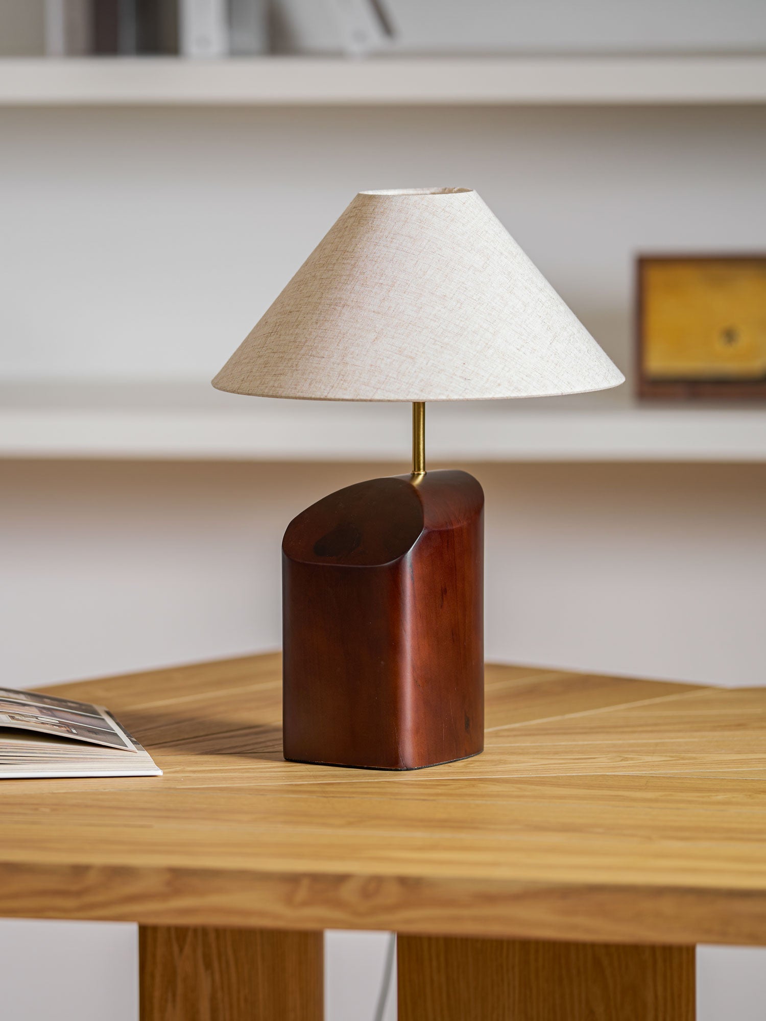 Lámpara de Mesa Moderna de Madera de Nogal con Pantalla de Tela Blanca – Diseño Escultural 8