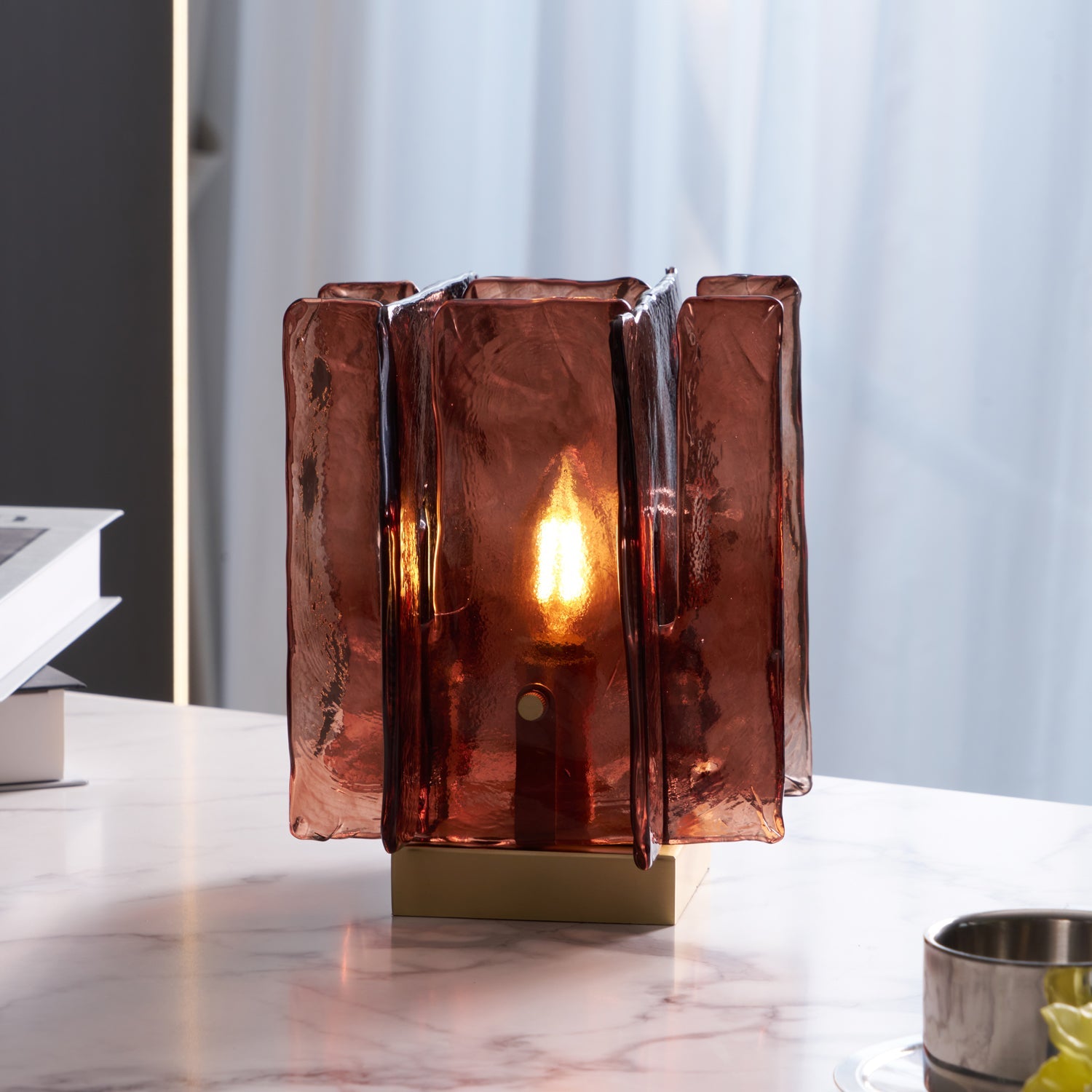 Lámpara de Mesa Moderna de Vidrio Ámbar y Metal Bronceado - Diseño Elegante para Interiores 4